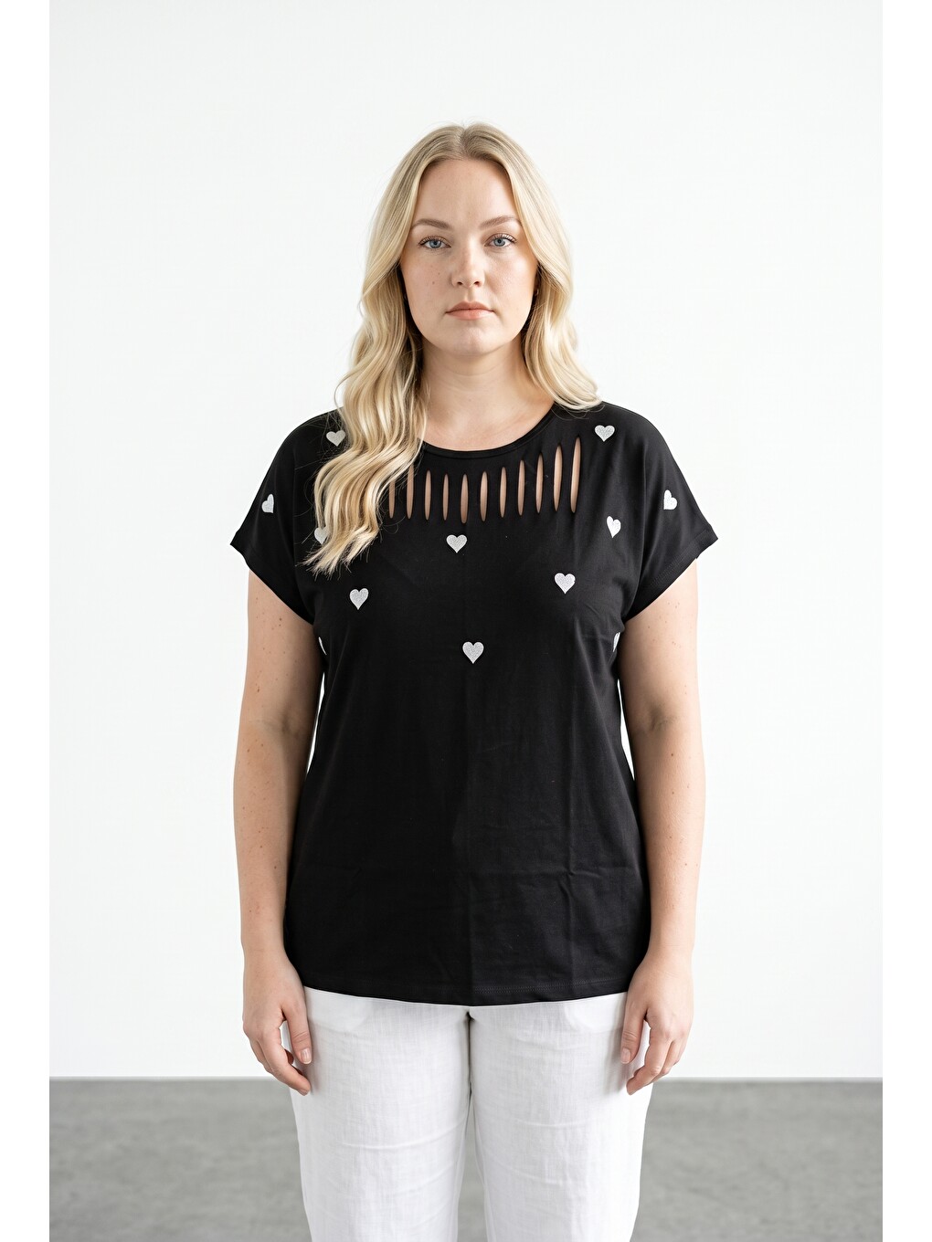 Siyah Kalp Nakışlı Kesik Detaylı T-shirt-3