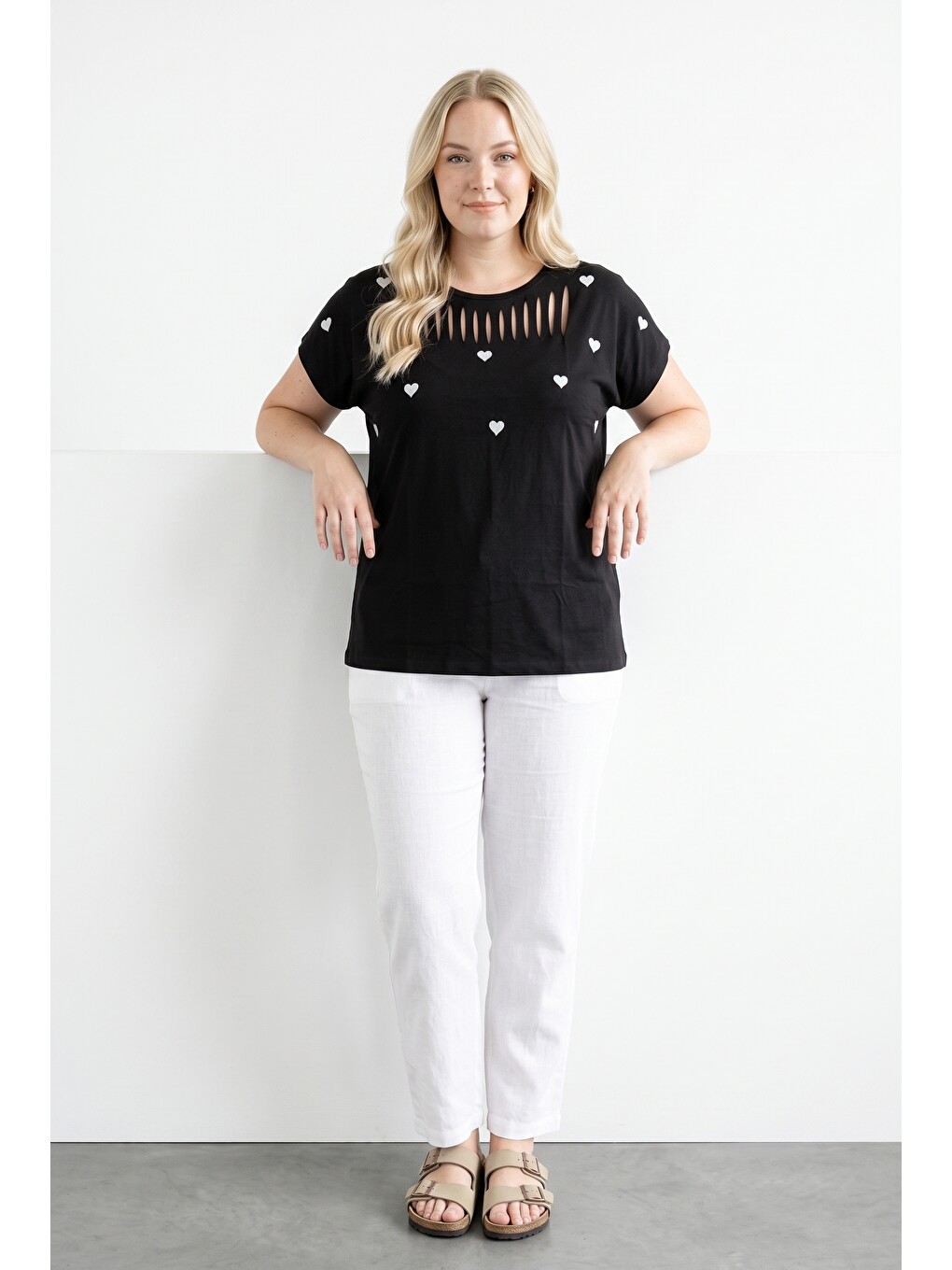 Siyah Kalp Nakışlı Kesik Detaylı T-shirt-4