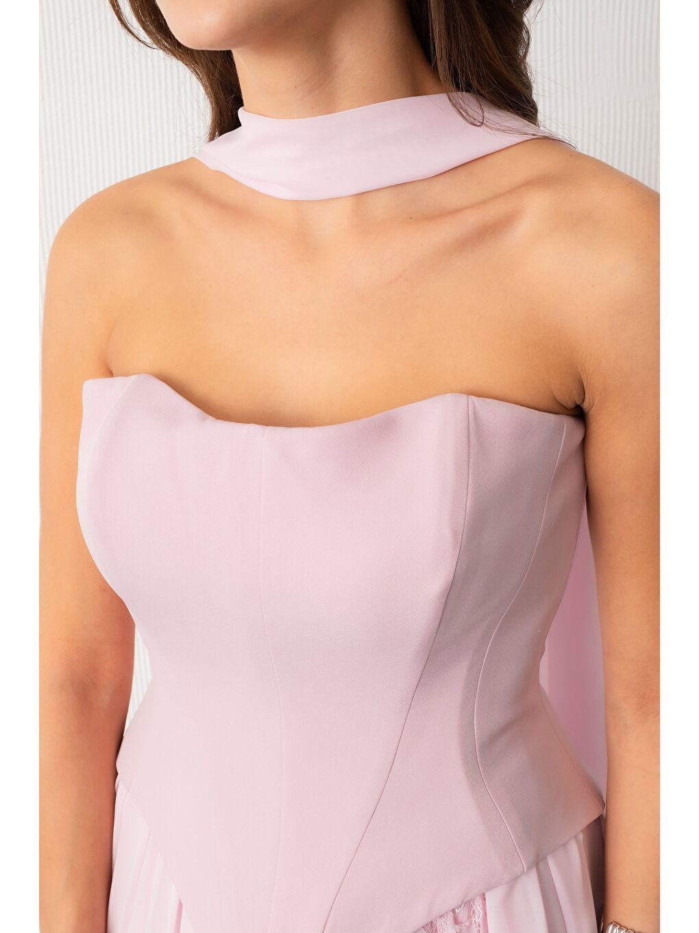 Pembe Kadın Pudra Straplez Yaka Piliseli Dantel Detay Uzun Abiye Elbise-4