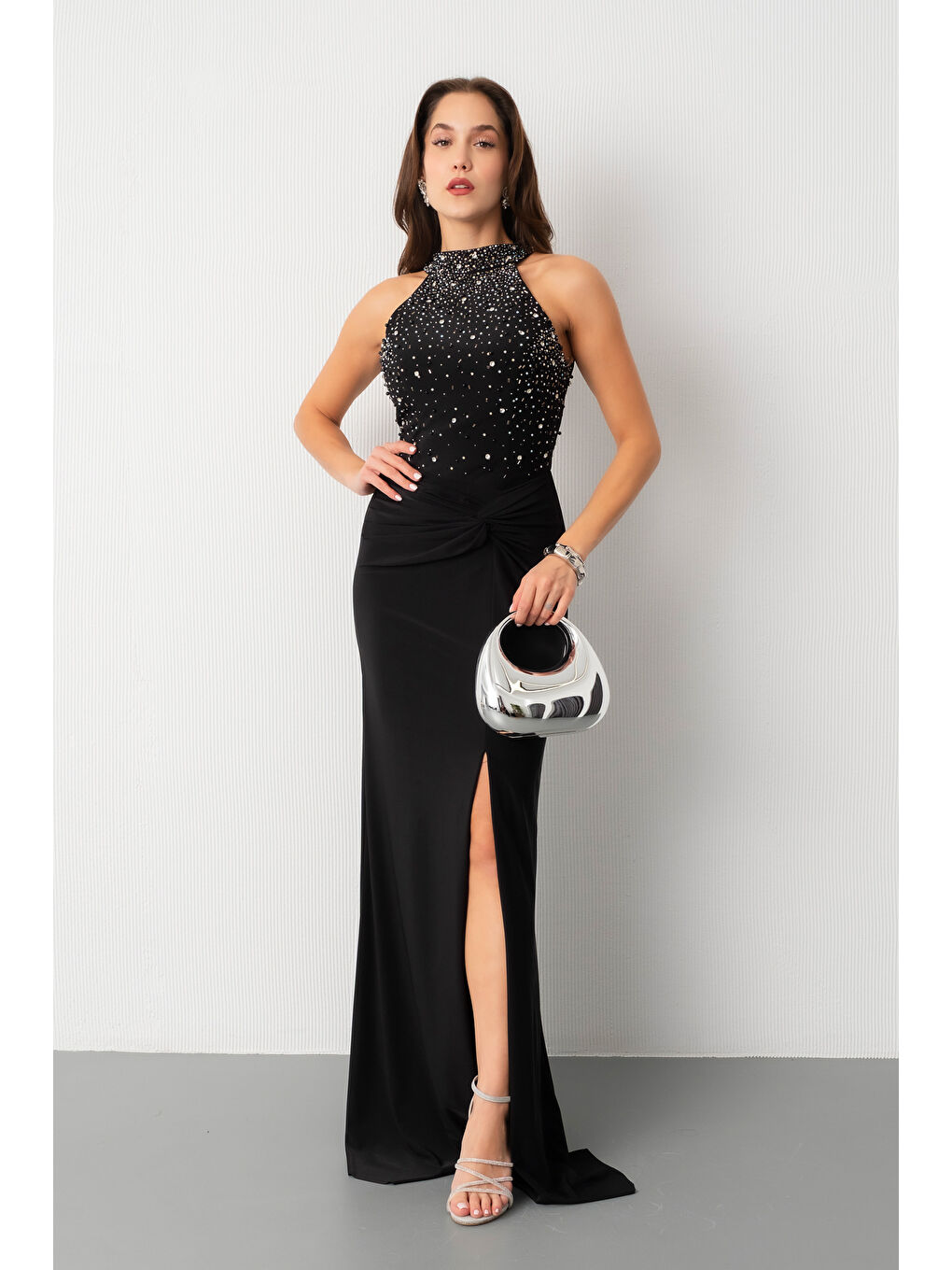 Kadın Siyah Halter Yaka Taşlı Uzun Abiye Elbise-1