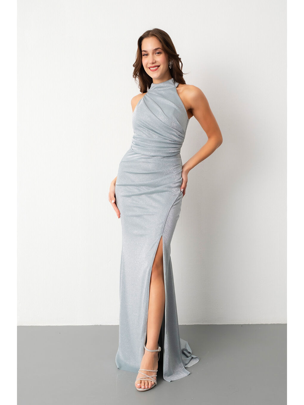 Kadın Mint Yeşili Halter Yaka Yırtmaçlı Simli Uzun Abiye Elbise