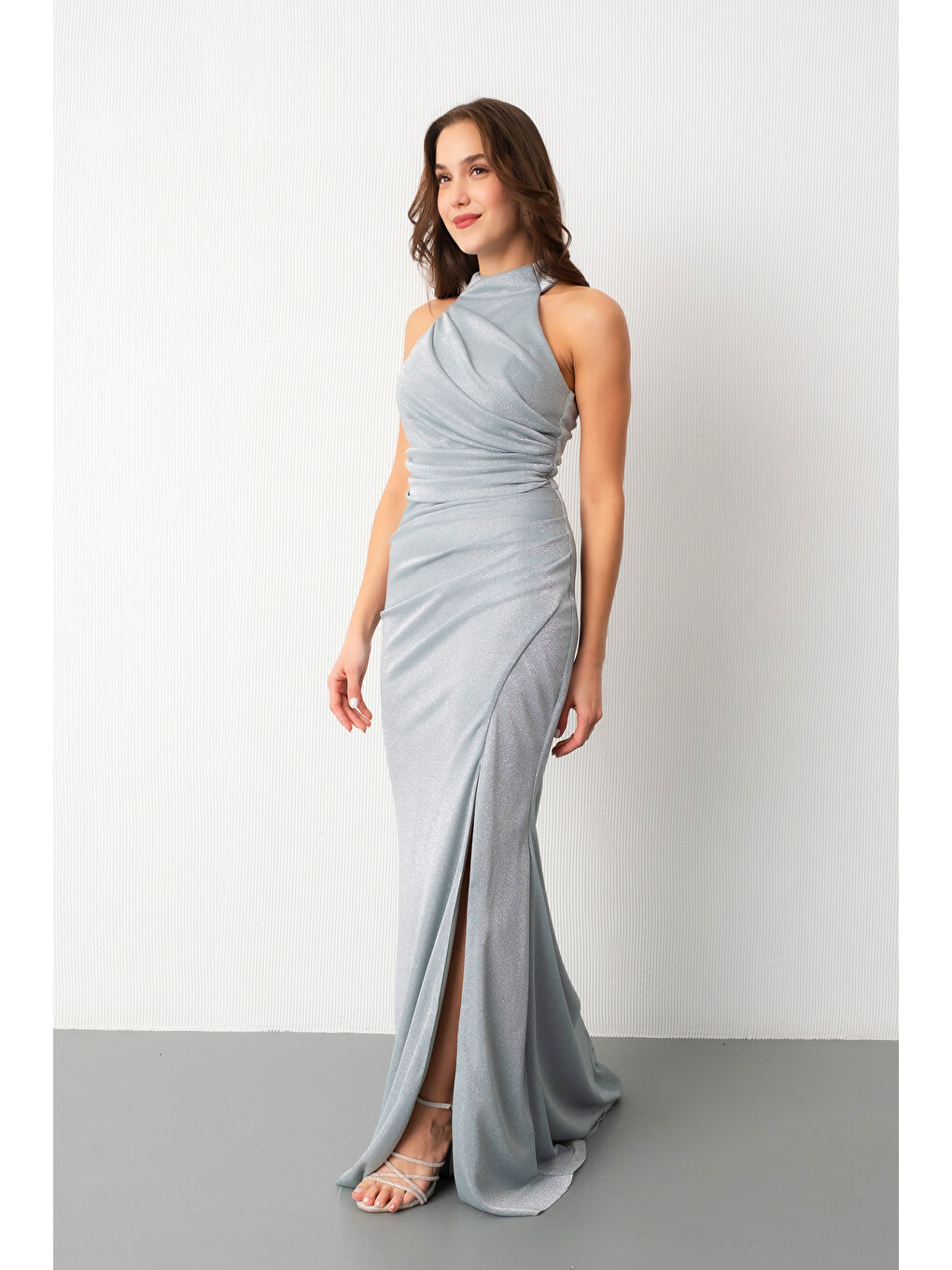 Kadın Mint Yeşili Halter Yaka Yırtmaçlı Simli Uzun Abiye Elbise-1