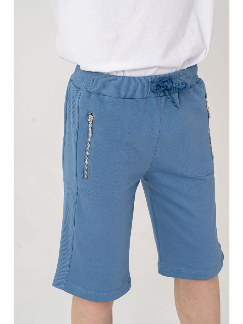 Mavi Kemer Ve Yanlar Ribanalı Cepler Fermuarlı Erkek Çocuk Şort-4