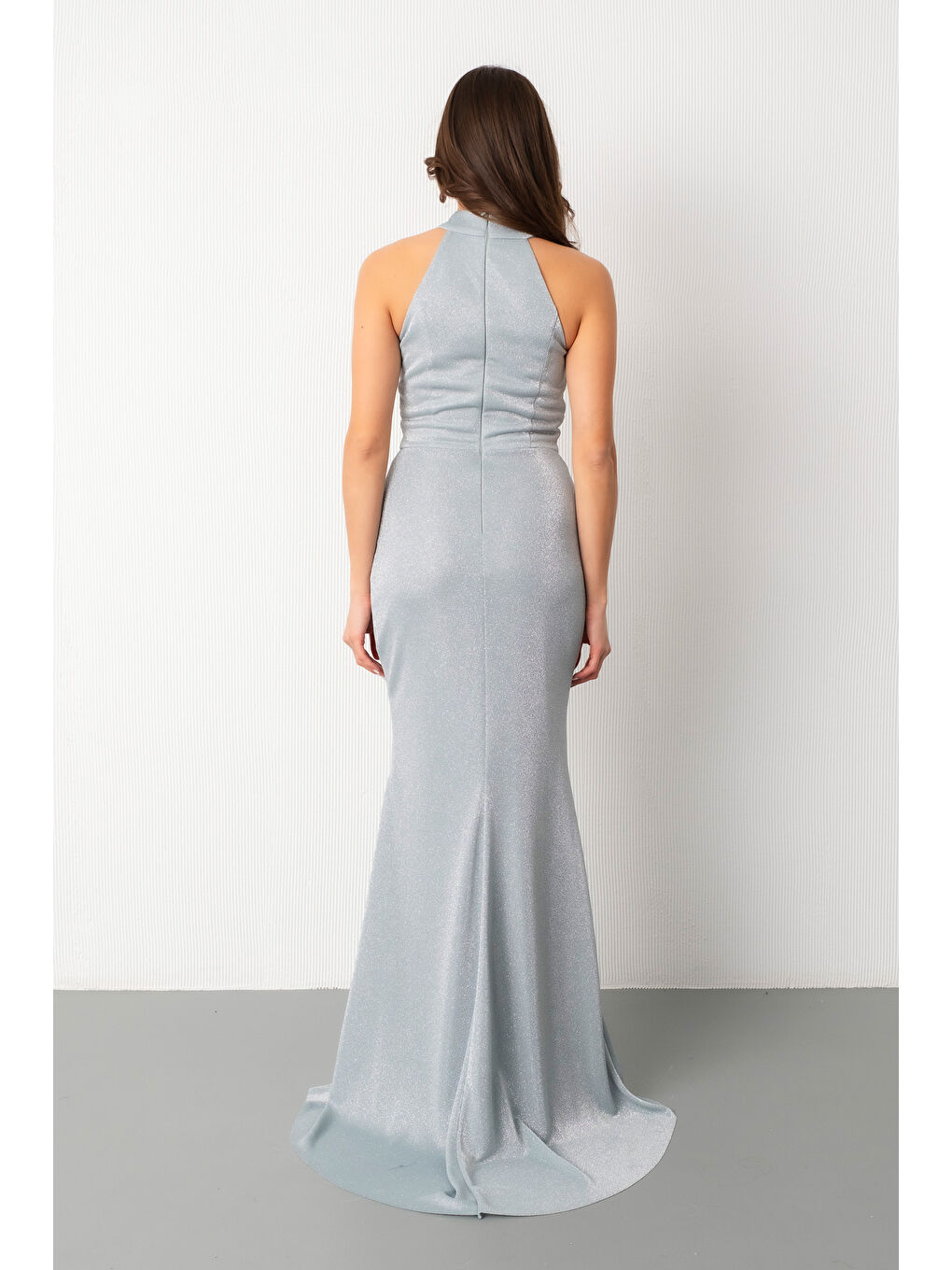 Kadın Mint Yeşili Halter Yaka Yırtmaçlı Simli Uzun Abiye Elbise-5