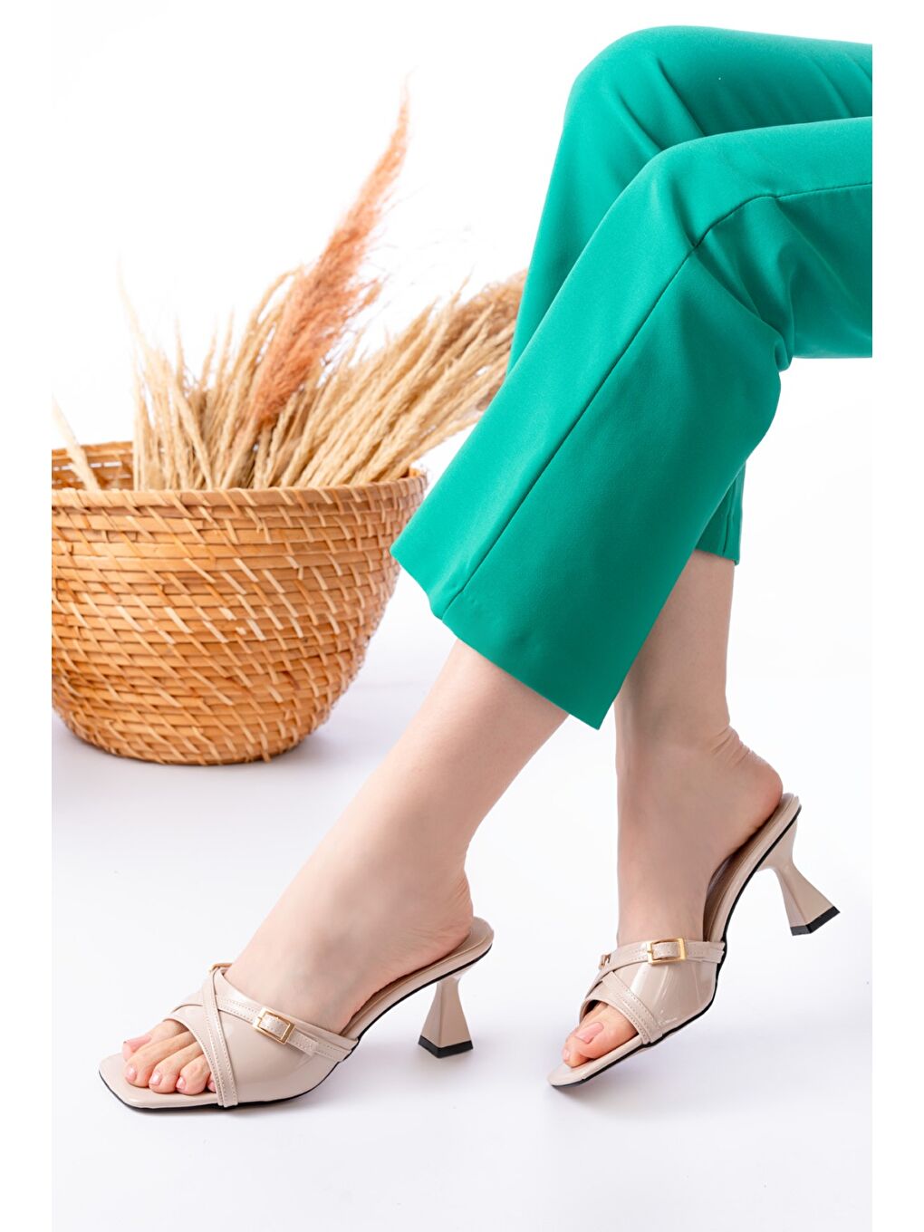 Kadın Larmina Bej Rugan Klasik Topuklu Terlik-1