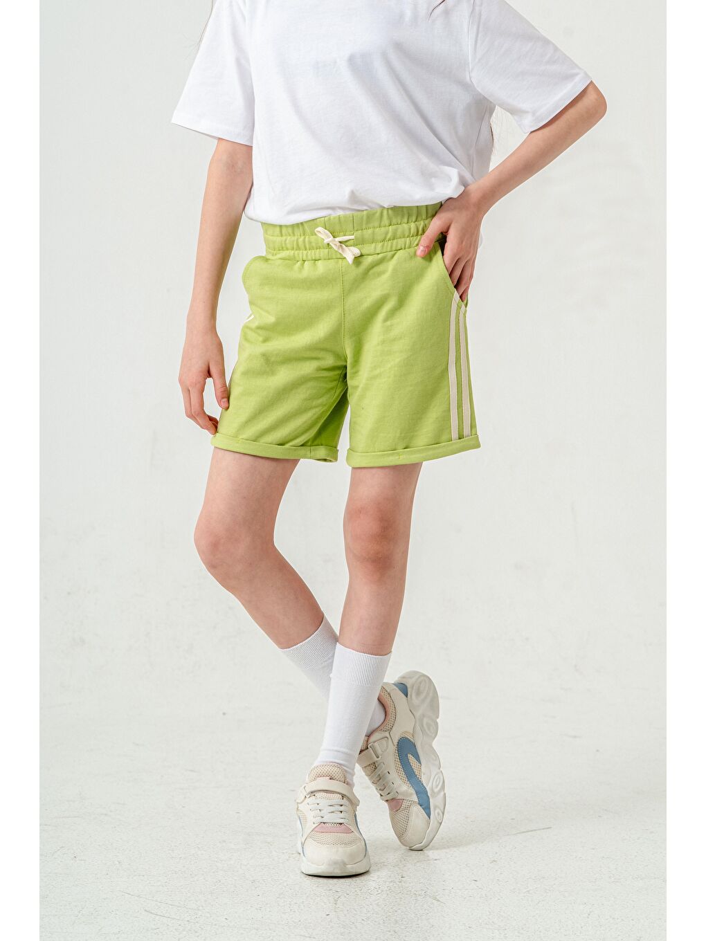 Yeşil Duble Paçalı Yanları Şeritli Kız Çocuk Şort-5