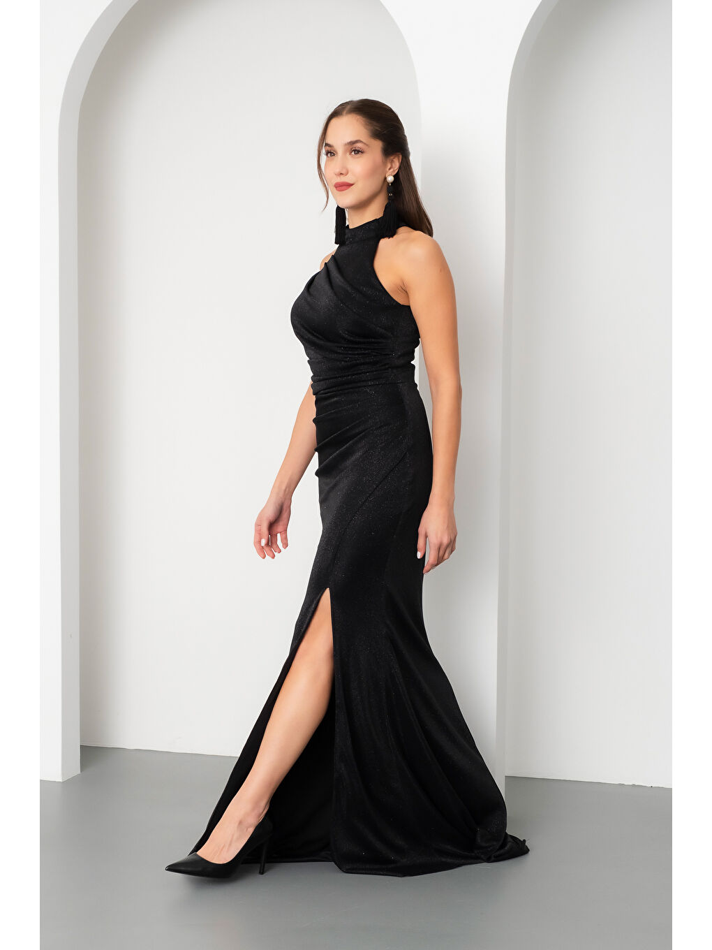 Kadın Siyah Halter Yaka Yırtmaçlı Simli Uzun Abiye Elbise-1