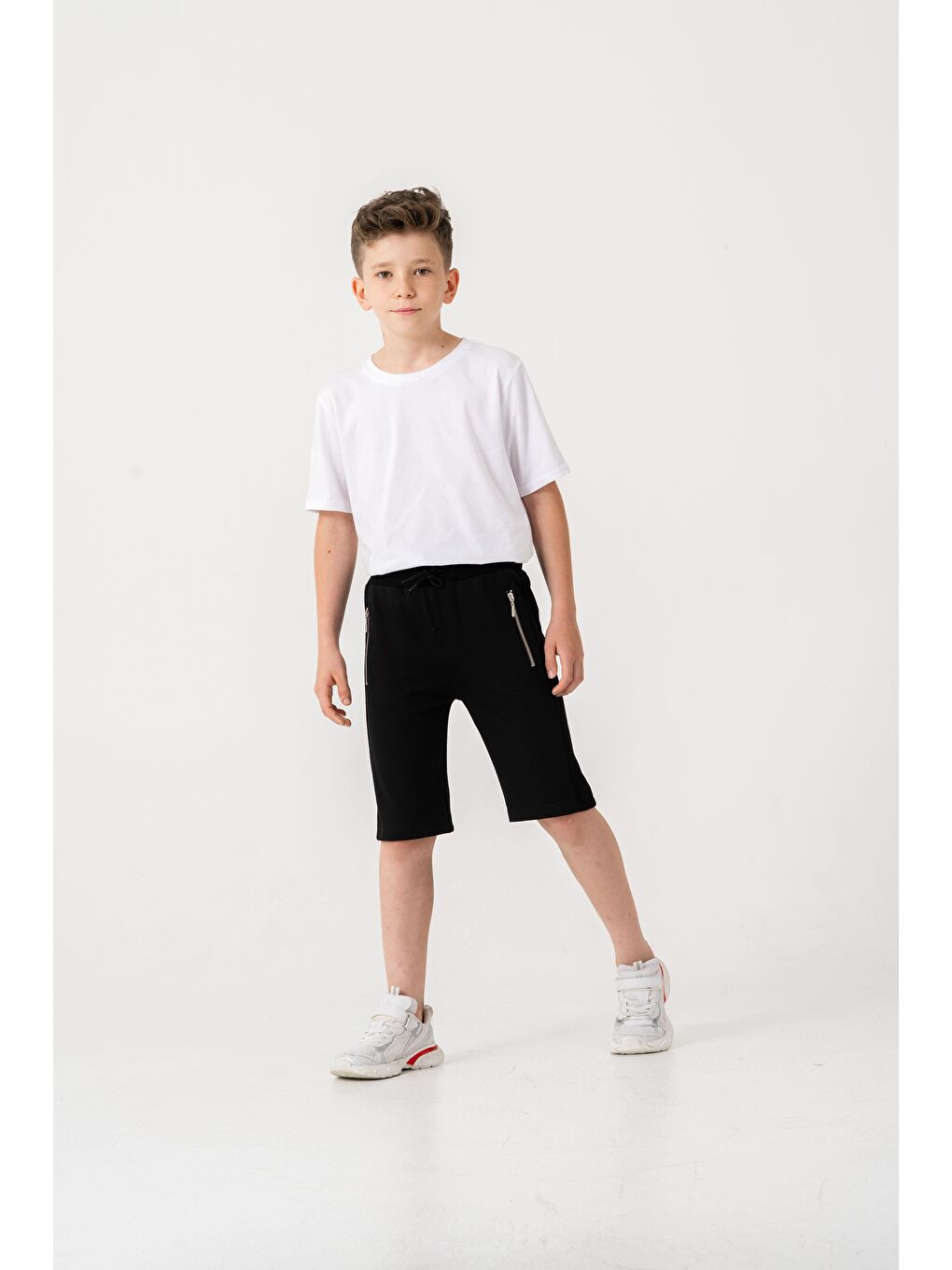Siyah Kemer Ve Yanlar Ribanalı Cepler Fermuarlı Erkek Çocuk Şort