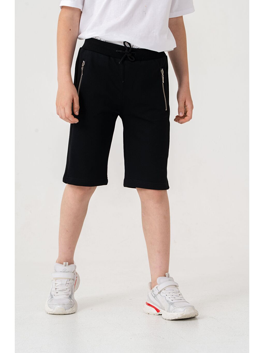 Siyah Kemer Ve Yanlar Ribanalı Cepler Fermuarlı Erkek Çocuk Şort-1