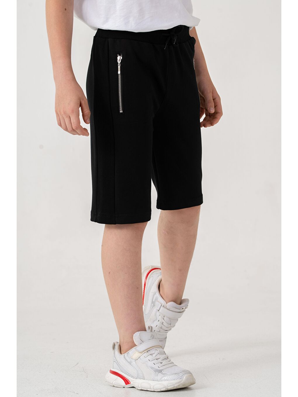 Siyah Kemer Ve Yanlar Ribanalı Cepler Fermuarlı Erkek Çocuk Şort-2