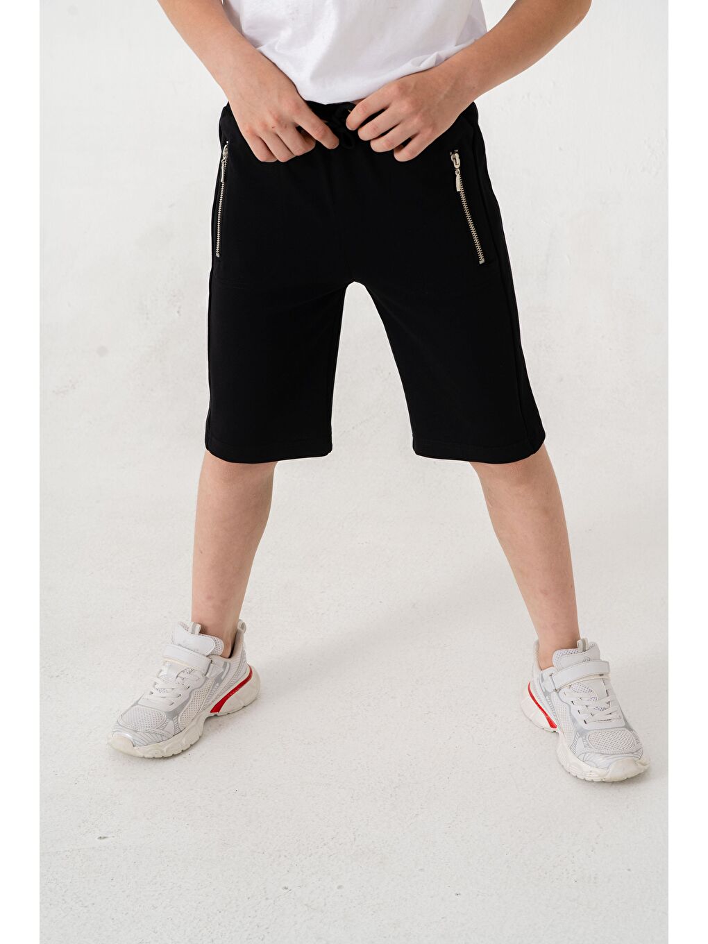 Siyah Kemer Ve Yanlar Ribanalı Cepler Fermuarlı Erkek Çocuk Şort-3