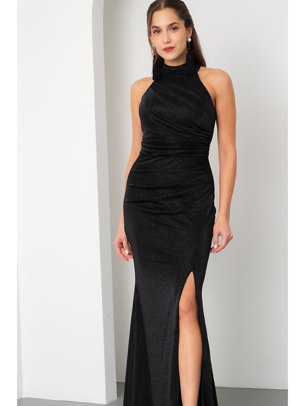 Kadın Siyah Halter Yaka Yırtmaçlı Simli Uzun Abiye Elbise-2