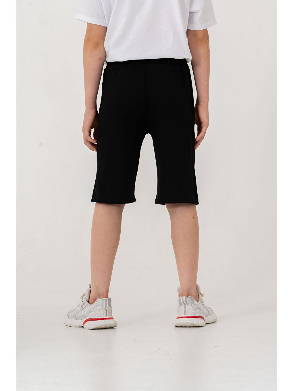 Siyah Kemer Ve Yanlar Ribanalı Cepler Fermuarlı Erkek Çocuk Şort-4