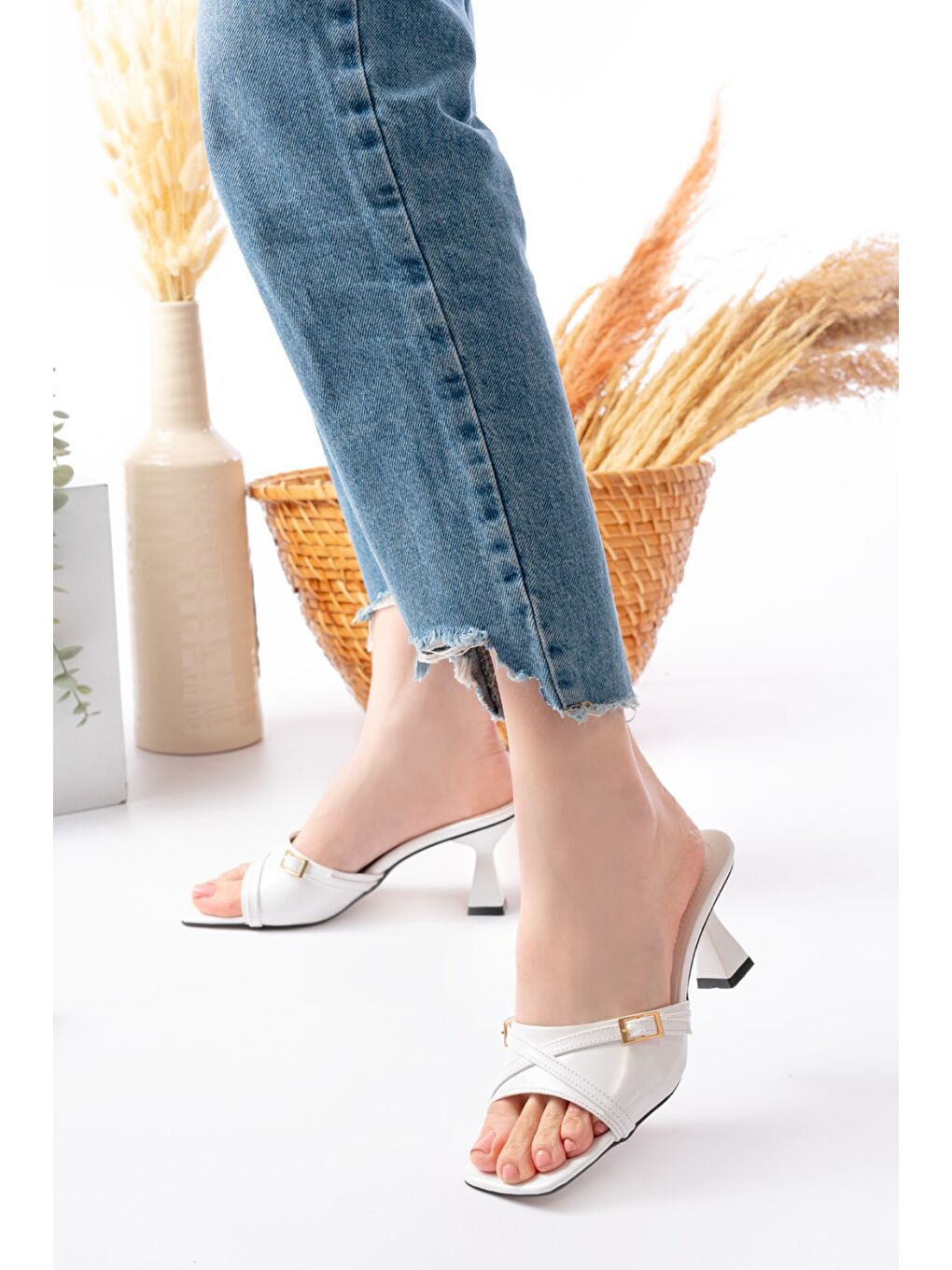 Kadın Larmina Beyaz Rugan Klasik Topuklu Terlik-1