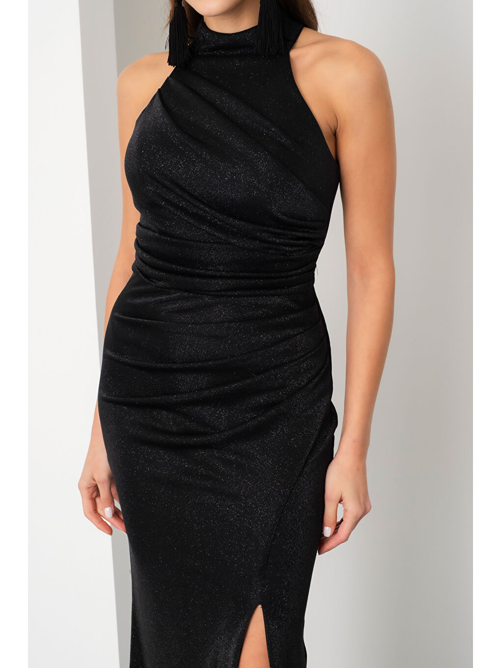 Kadın Siyah Halter Yaka Yırtmaçlı Simli Uzun Abiye Elbise-3