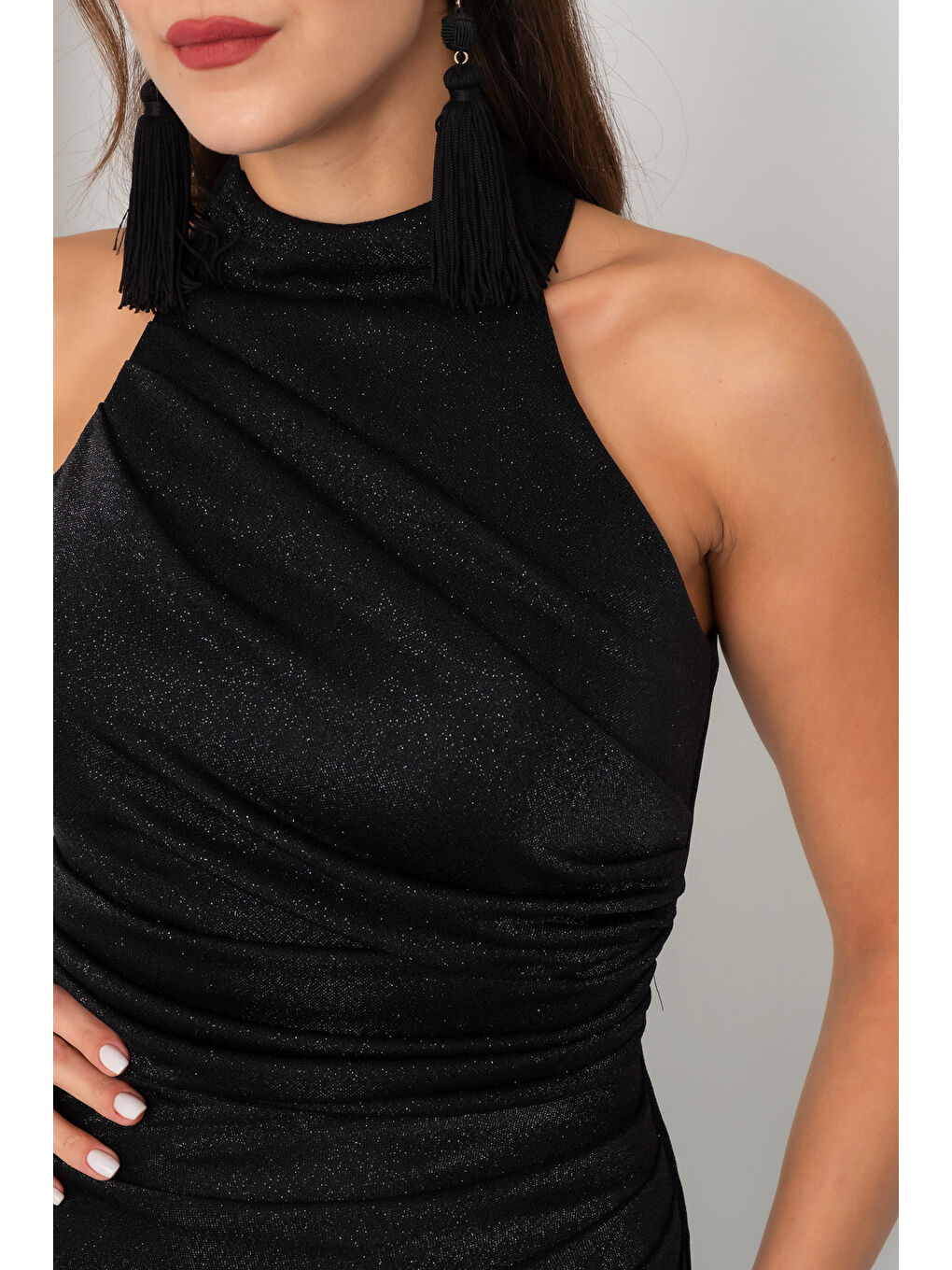 Kadın Siyah Halter Yaka Yırtmaçlı Simli Uzun Abiye Elbise-4