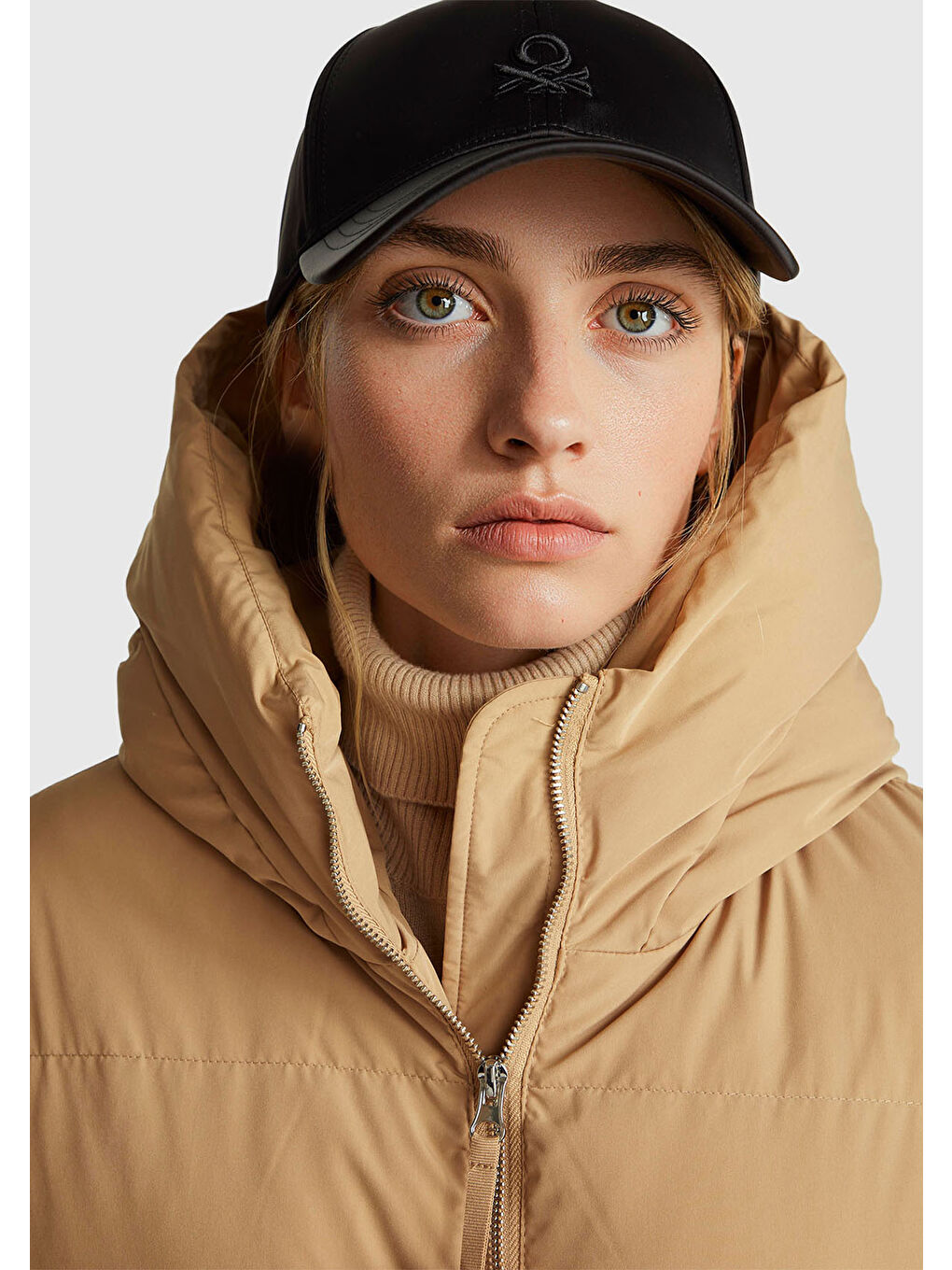 Kadın Açık Kahverengi Kuş Tüyü Beli Bağcıklı Kapüşonlu Uzun Şişme Mont-5