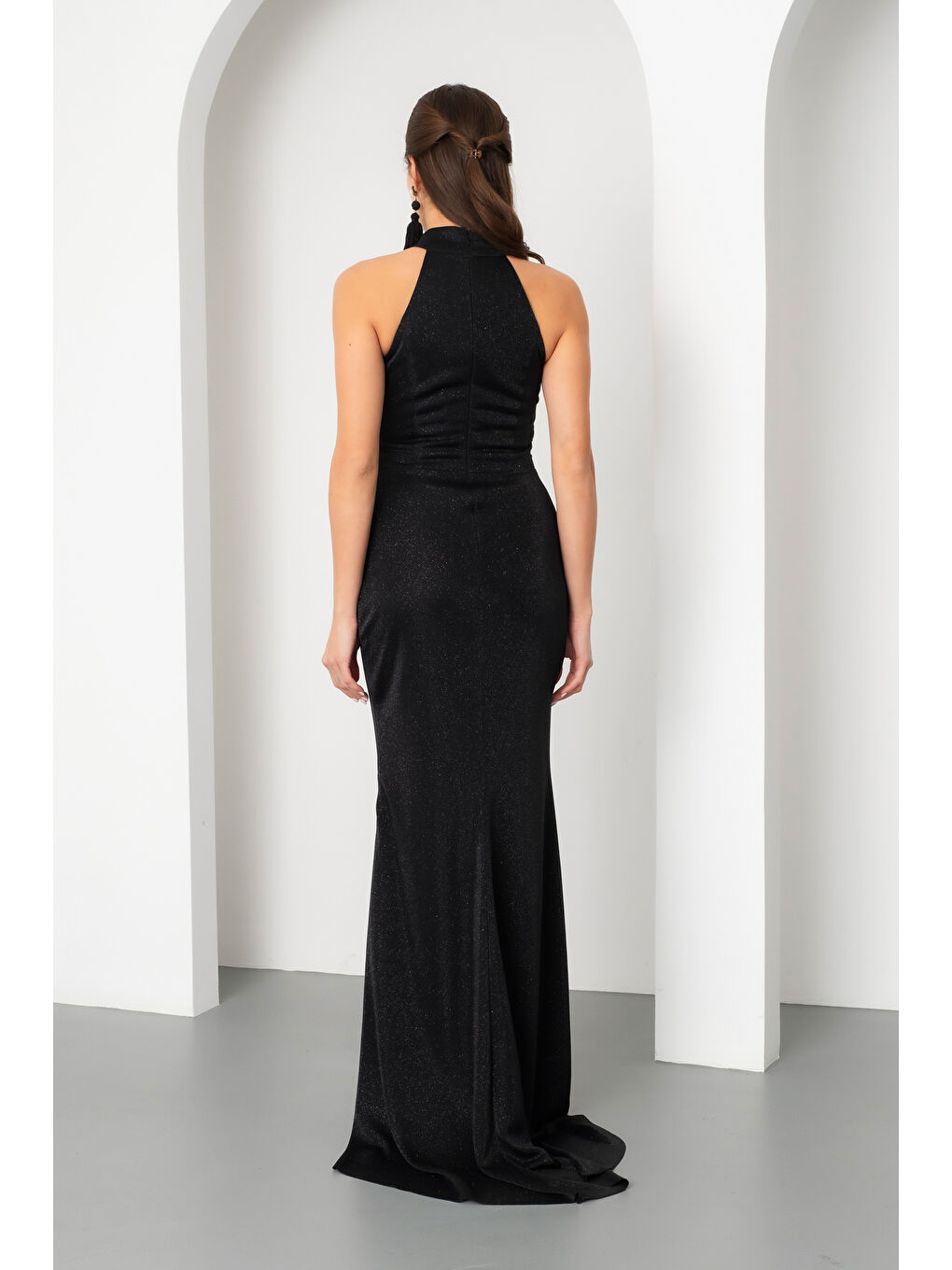 Kadın Siyah Halter Yaka Yırtmaçlı Simli Uzun Abiye Elbise-5