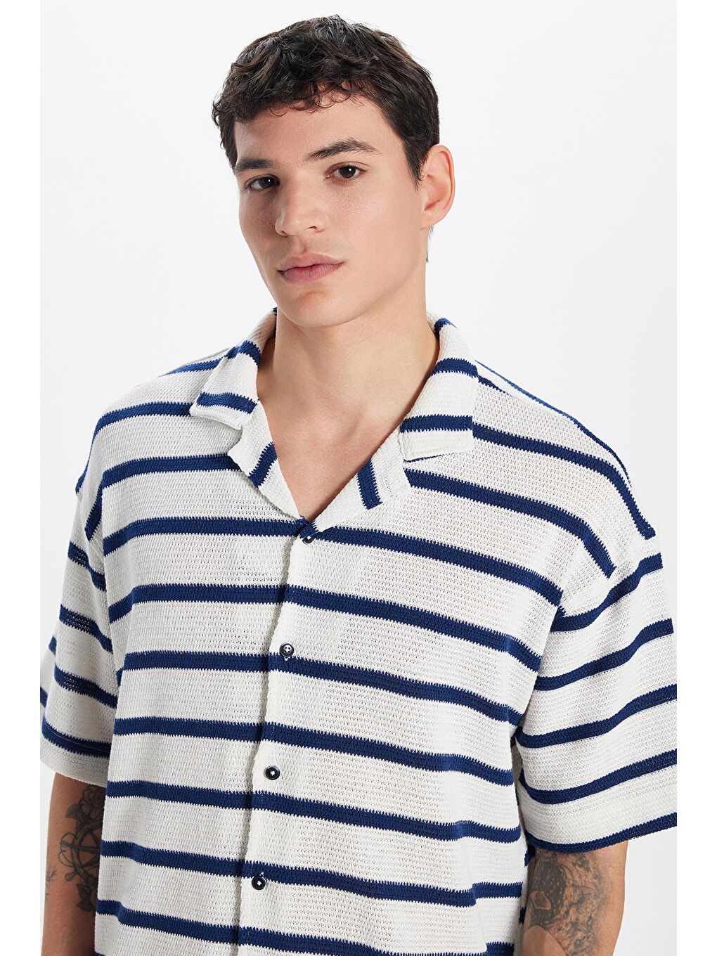 Karışık Erkek Relax Fit Rahat Kesim Kısa Kollu Pamuklu Örme Doku Çizgili Apaş Yaka Gömlek