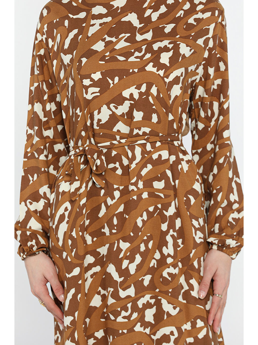Kahverengi Bel Kuşaklı Desenli Viskon Tesettür Elbise-6