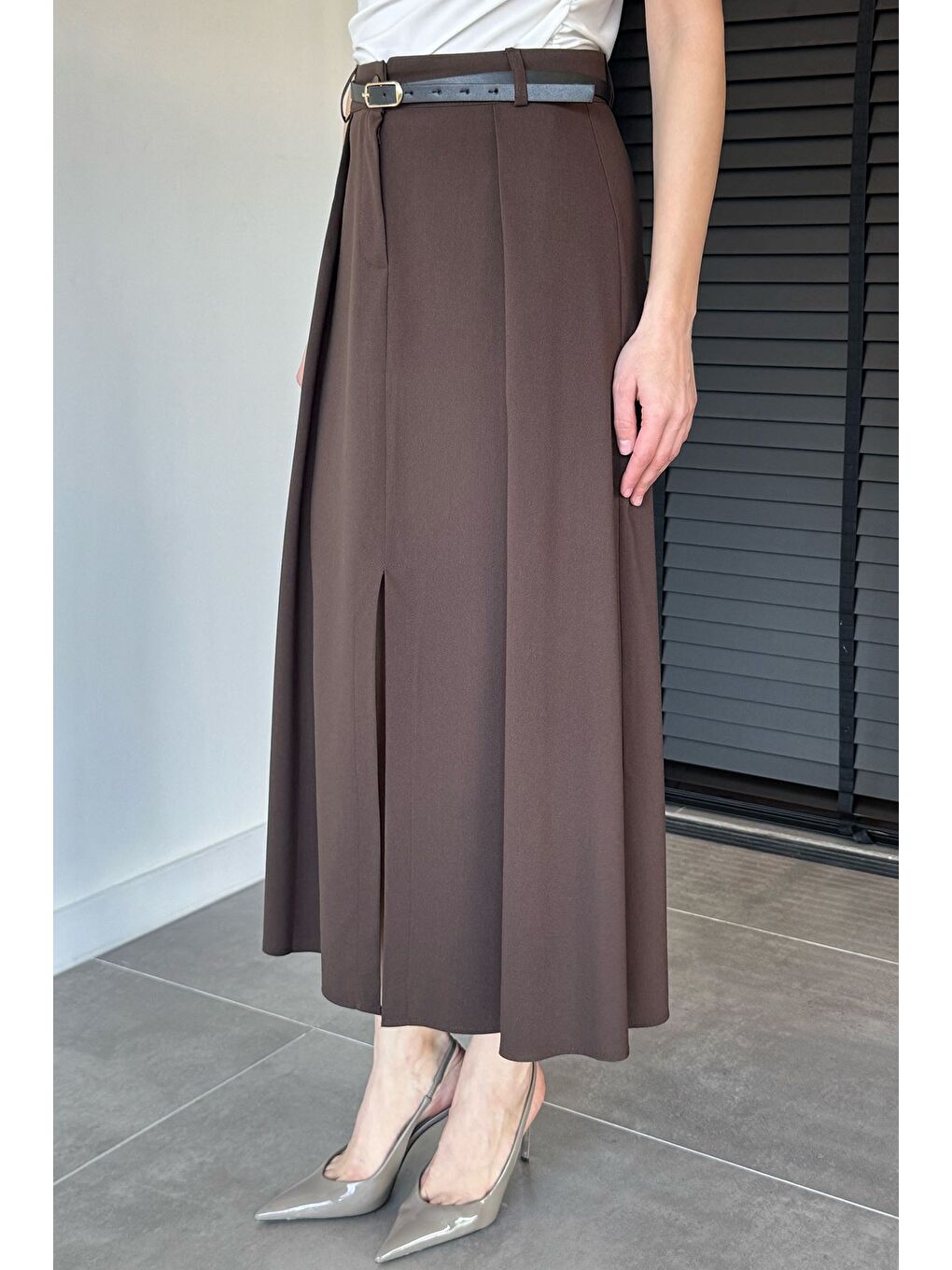 Kahverengi Kadın Kemer Aksesuarlı Yırtmaç Detaylı Etek-2