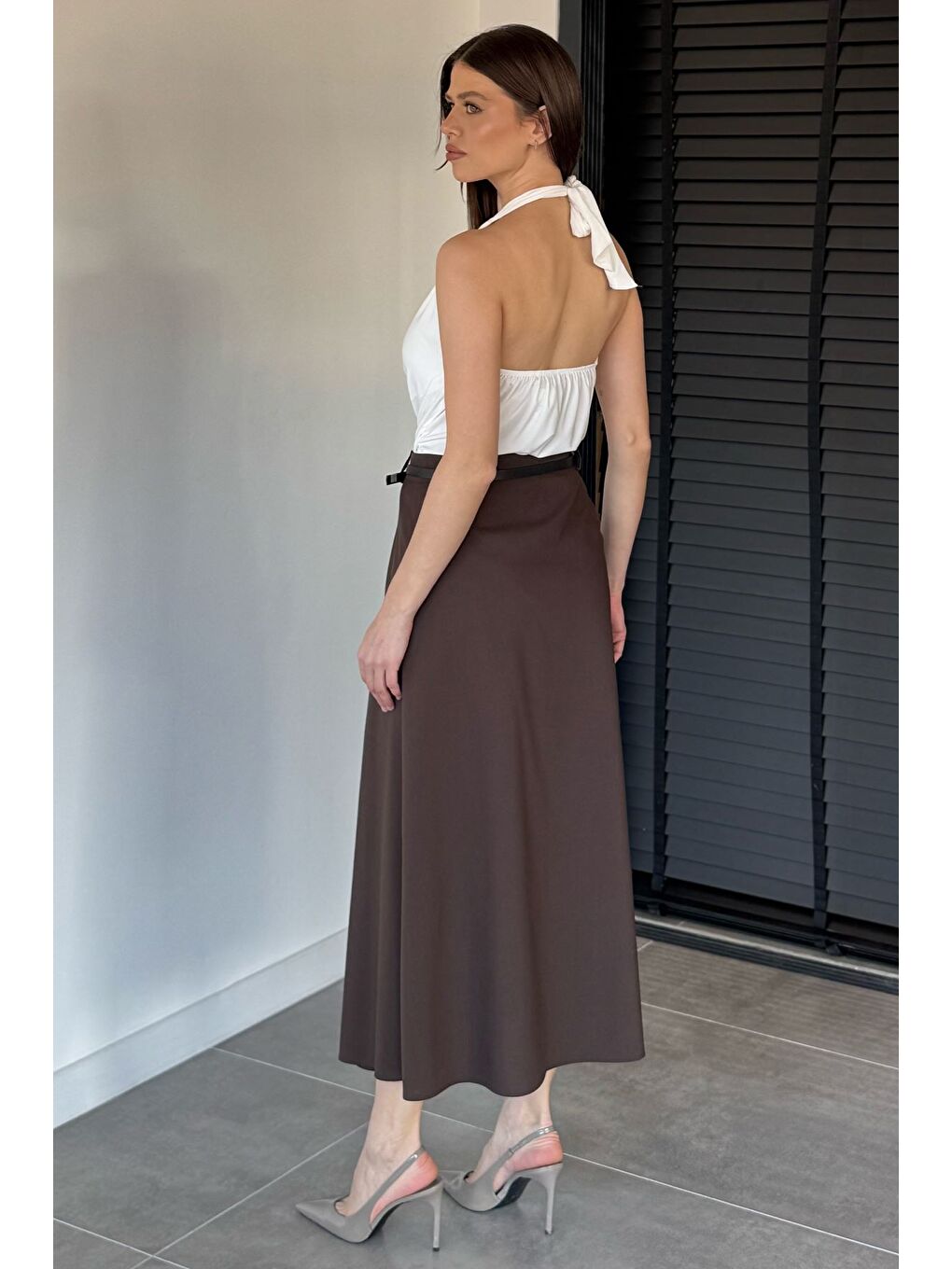 Kahverengi Kadın Kemer Aksesuarlı Yırtmaç Detaylı Etek-3