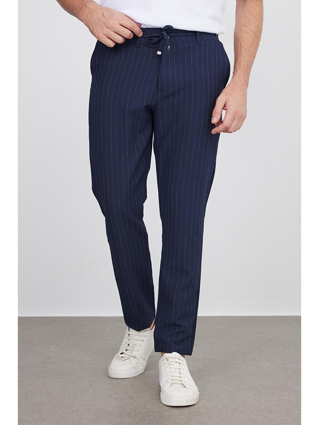 Erkek Slim Fit Dar Kesim Gofre Kumaş Beli Bağcıklı Çizgili Lacivert Pantolon