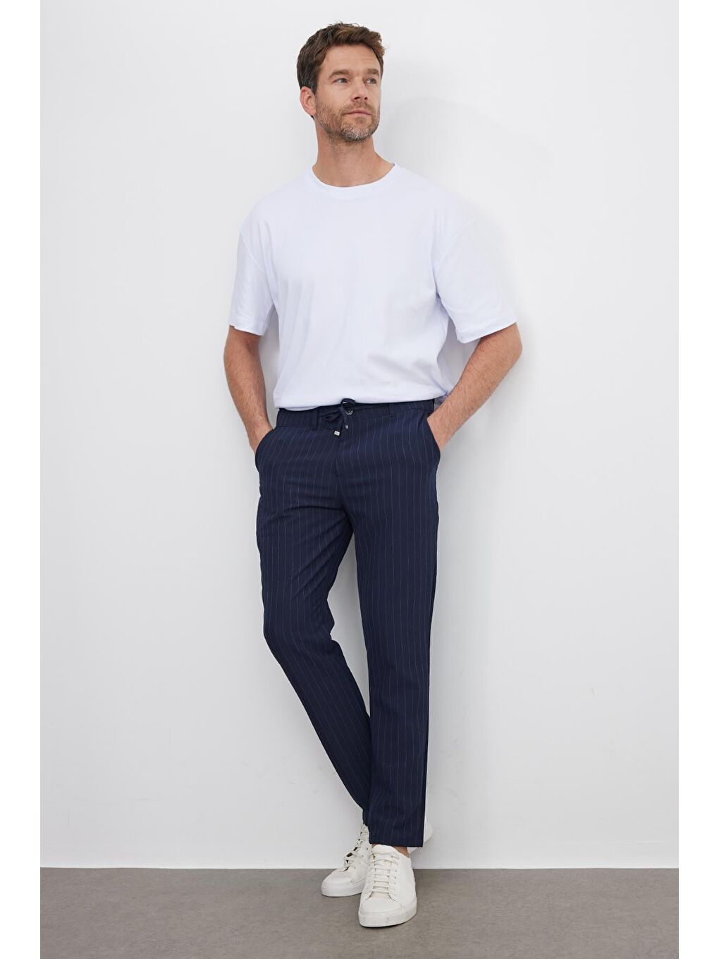 Erkek Slim Fit Dar Kesim Gofre Kumaş Beli Bağcıklı Çizgili Lacivert Pantolon-1