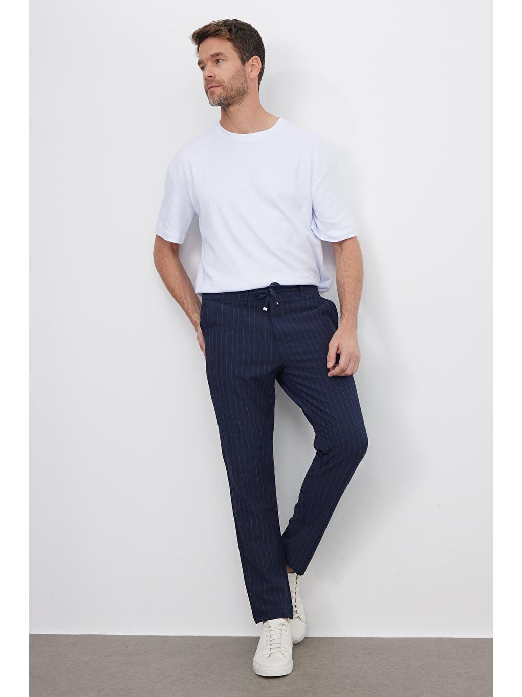 Erkek Slim Fit Dar Kesim Gofre Kumaş Beli Bağcıklı Çizgili Lacivert Pantolon-3