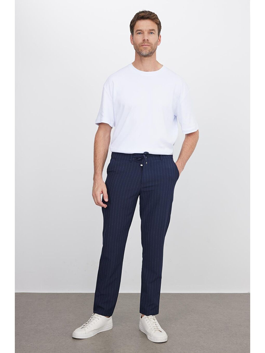 Erkek Slim Fit Dar Kesim Gofre Kumaş Beli Bağcıklı Çizgili Lacivert Pantolon-4