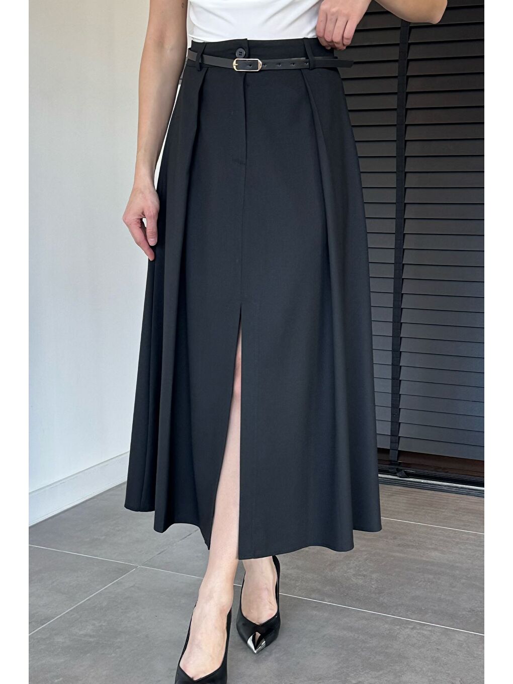 Siyah Kadın Kemer Aksesuarlı Yırtmaç Detaylı Etek-1