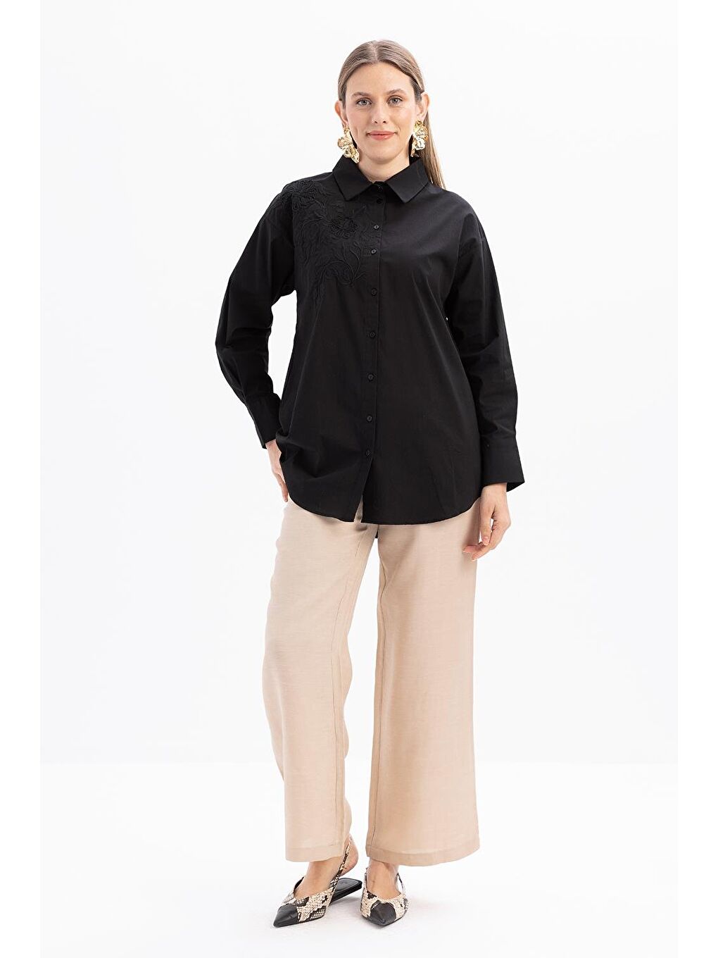 Siyah-Çiçek Nakışlı Elastanlı Poplin Gömlek-1