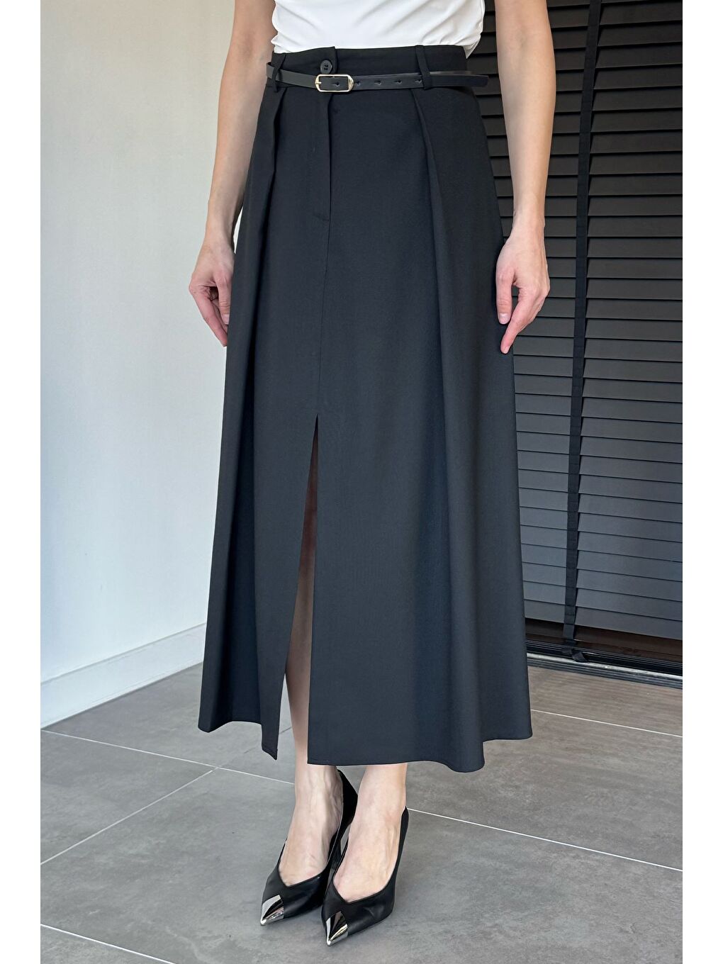 Siyah Kadın Kemer Aksesuarlı Yırtmaç Detaylı Etek-2