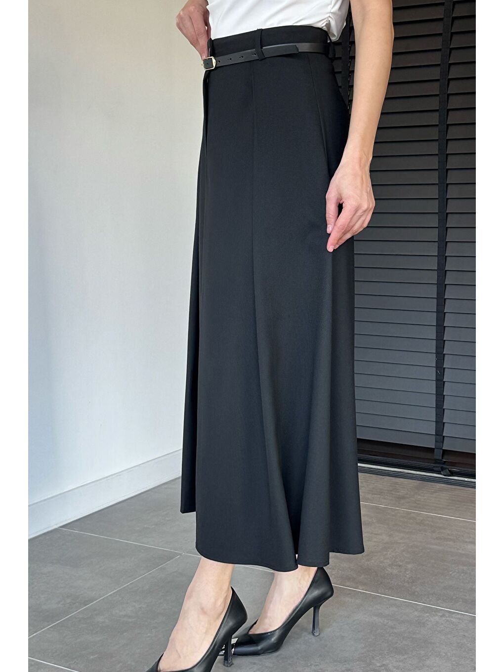 Siyah Kadın Kemer Aksesuarlı Yırtmaç Detaylı Etek-3