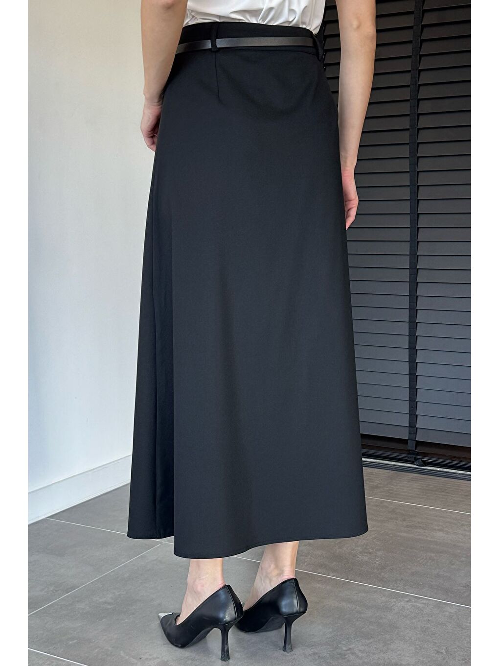 Siyah Kadın Kemer Aksesuarlı Yırtmaç Detaylı Etek-4