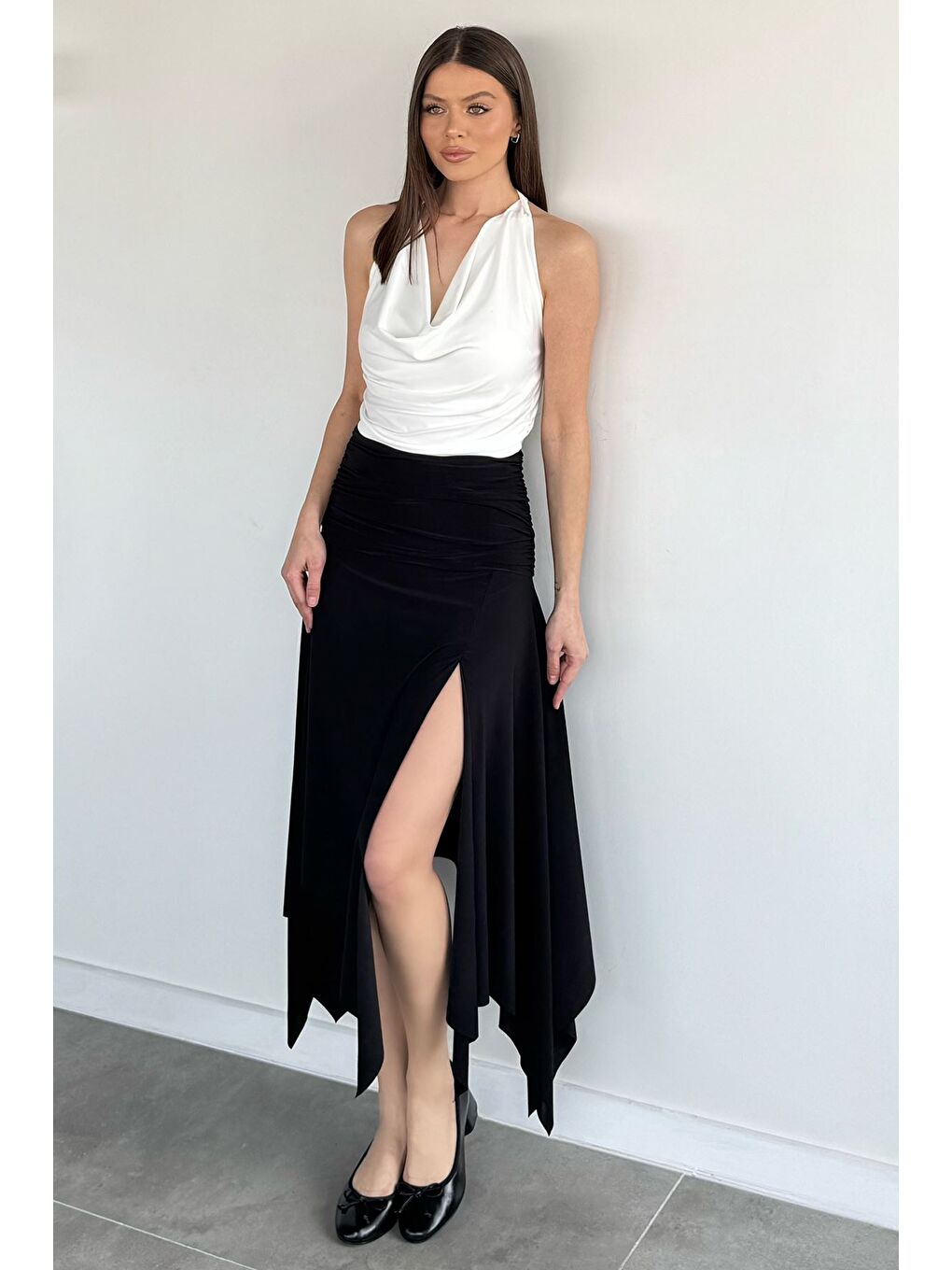 Siyah Kadın Bel Lastikli Büzgü Detaylı Asimetrik Kesim Yırtmaçlı Etek