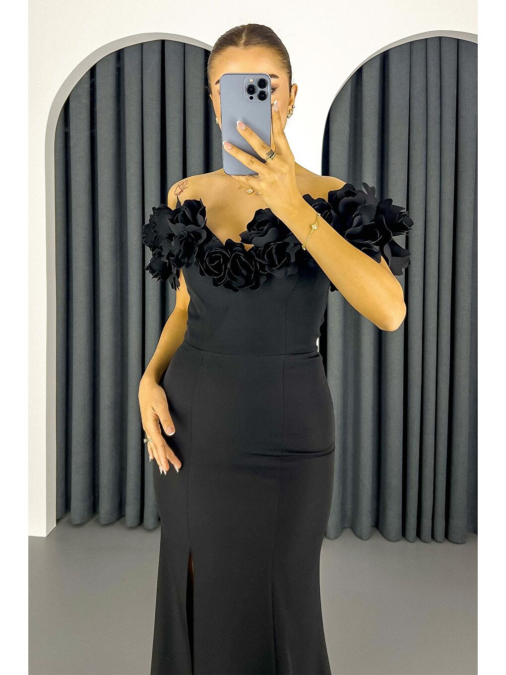 Kadın Siyah Kayık Yaka Gül Detaylı Uzun Abiye Elbise-1