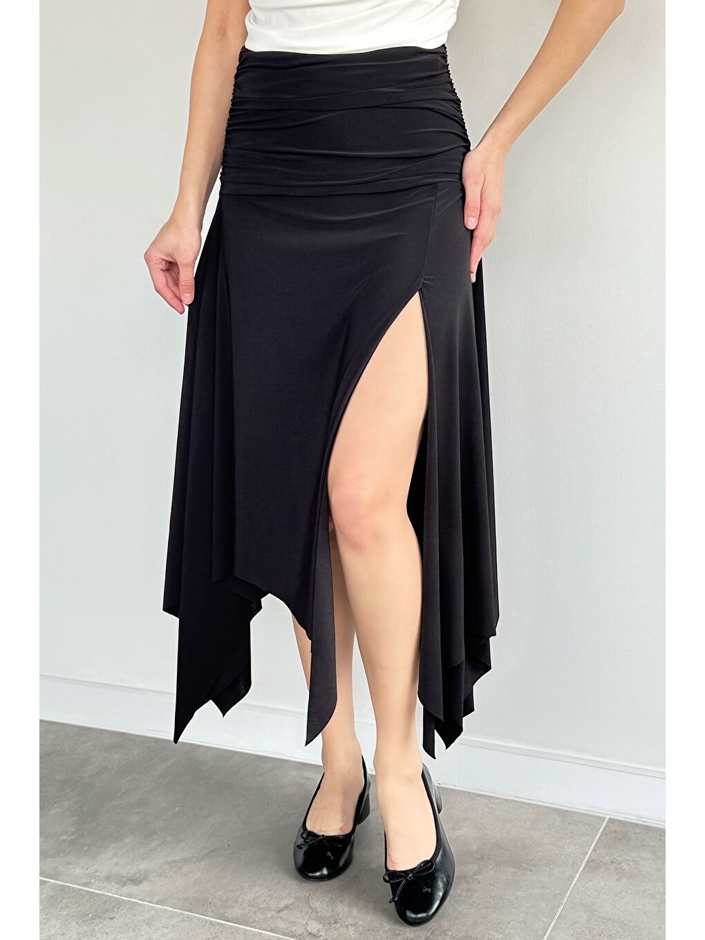 Siyah Kadın Bel Lastikli Büzgü Detaylı Asimetrik Kesim Yırtmaçlı Etek-1