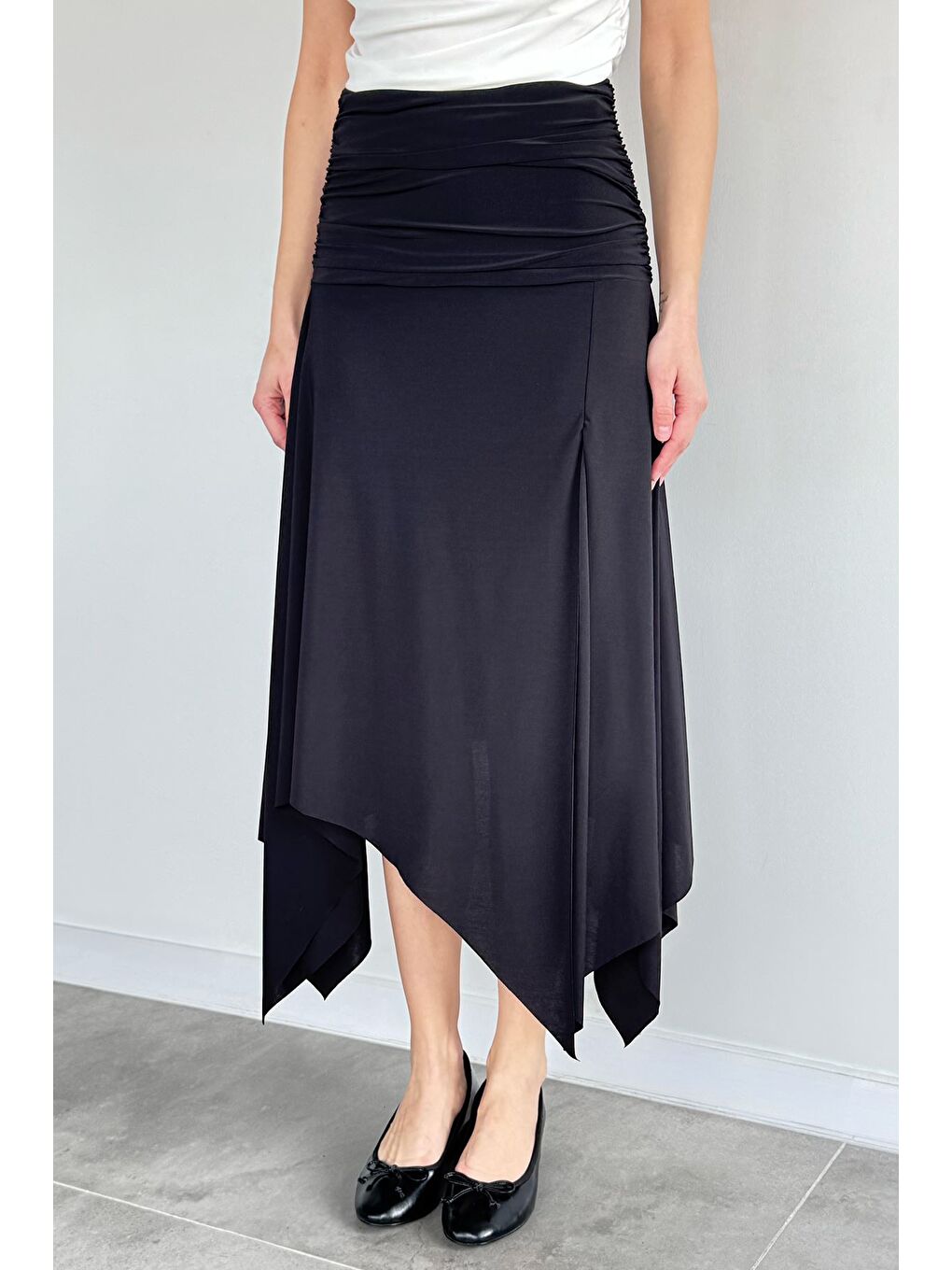 Siyah Kadın Bel Lastikli Büzgü Detaylı Asimetrik Kesim Yırtmaçlı Etek-2