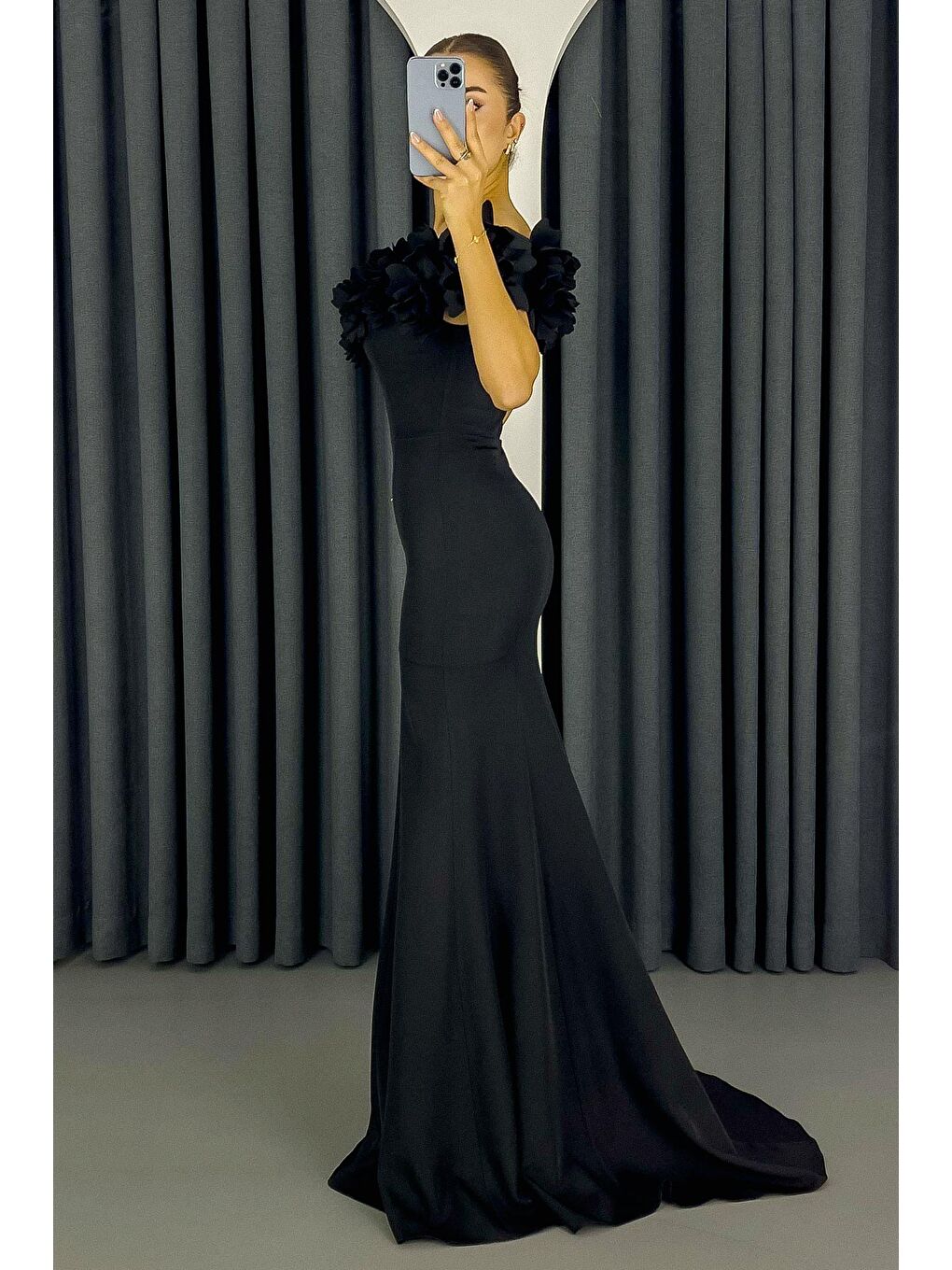 Kadın Siyah Kayık Yaka Gül Detaylı Uzun Abiye Elbise-3