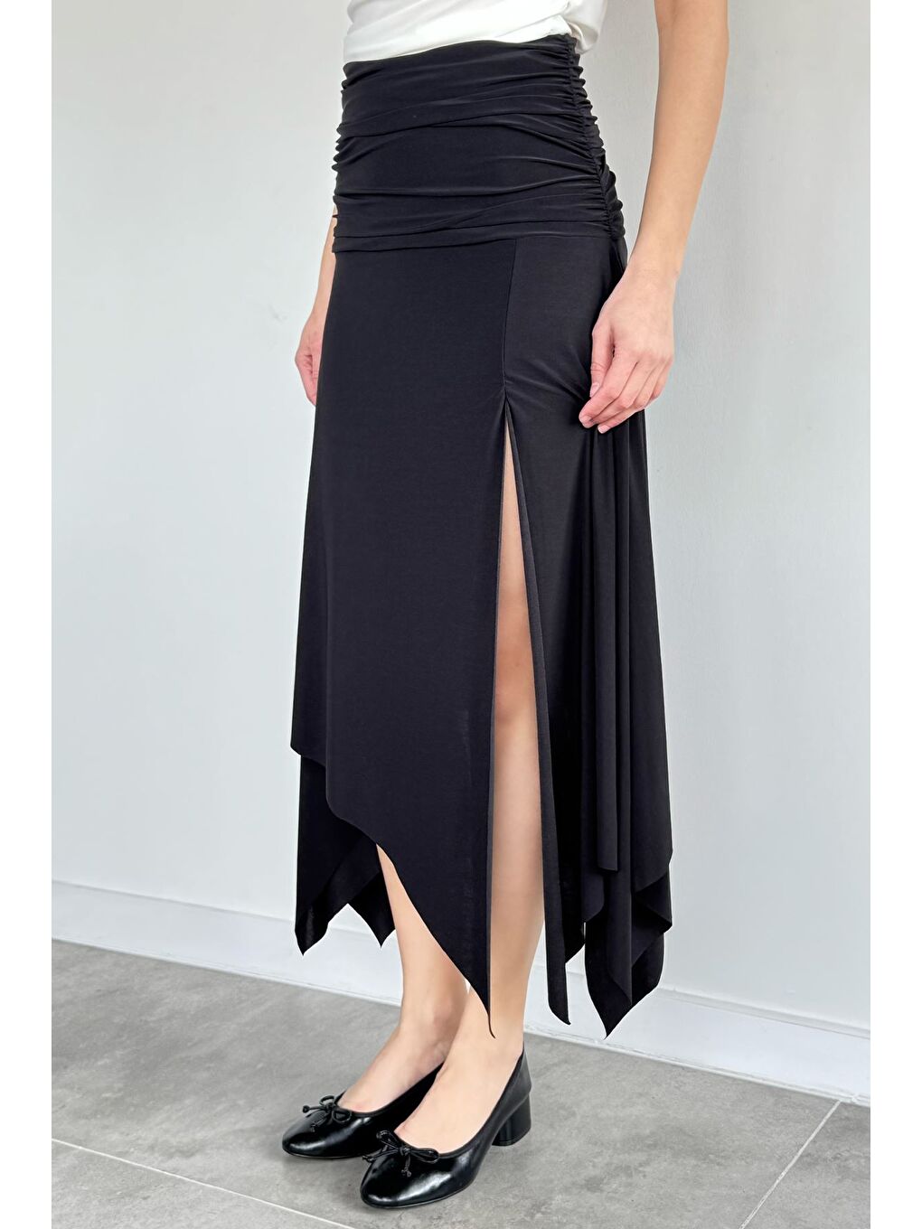 Siyah Kadın Bel Lastikli Büzgü Detaylı Asimetrik Kesim Yırtmaçlı Etek-3