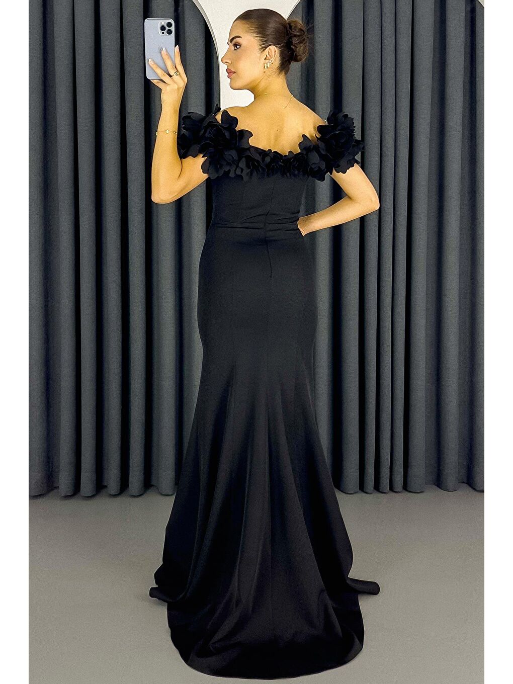 Kadın Siyah Kayık Yaka Gül Detaylı Uzun Abiye Elbise-4