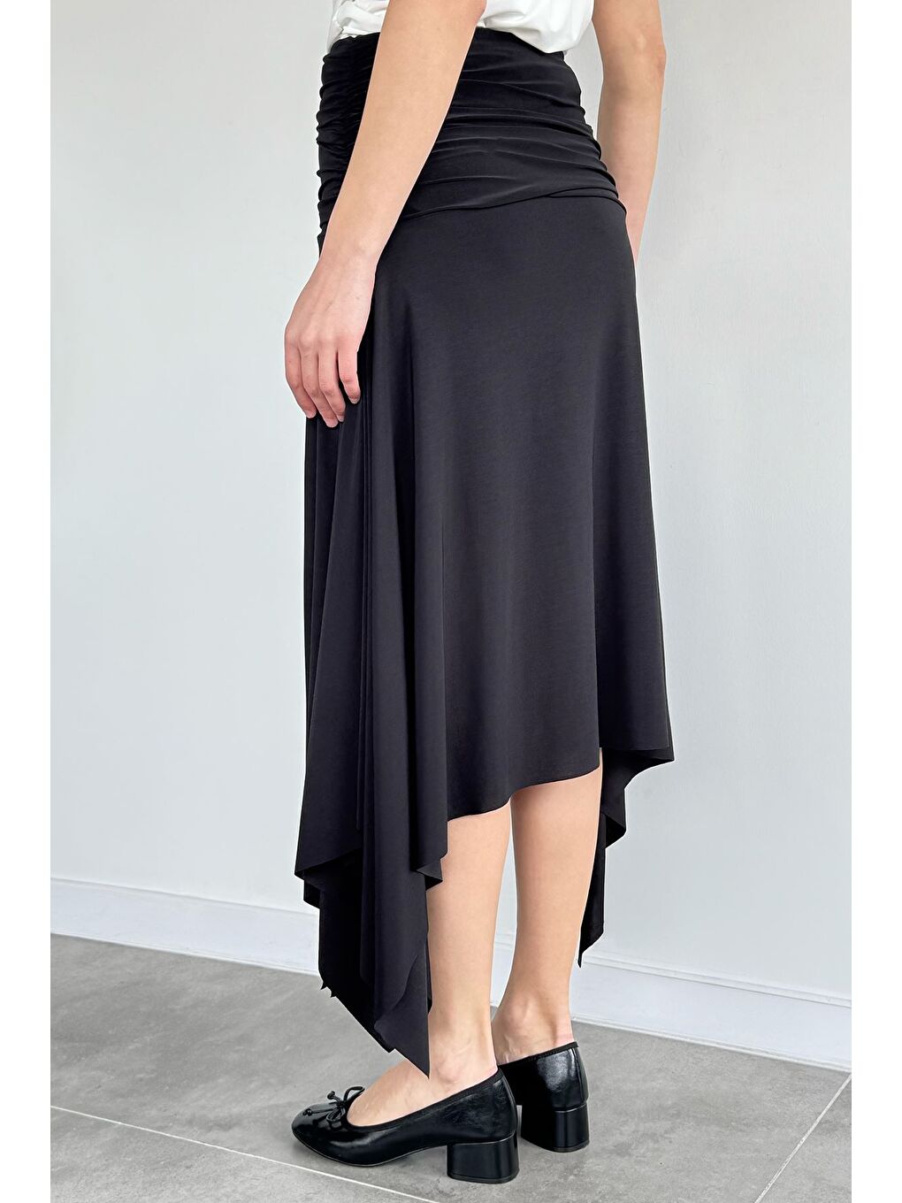 Siyah Kadın Bel Lastikli Büzgü Detaylı Asimetrik Kesim Yırtmaçlı Etek-4