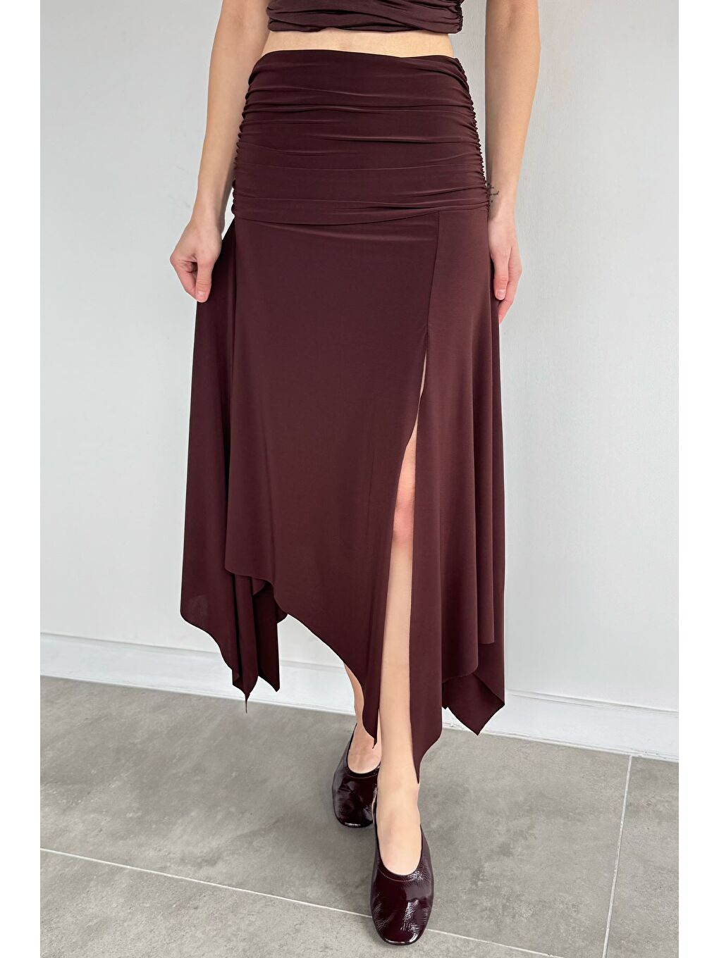 Kahverengi Kadın Bel Lastikli Büzgü Detaylı Asimetrik Kesim Yırtmaçlı Etek-1