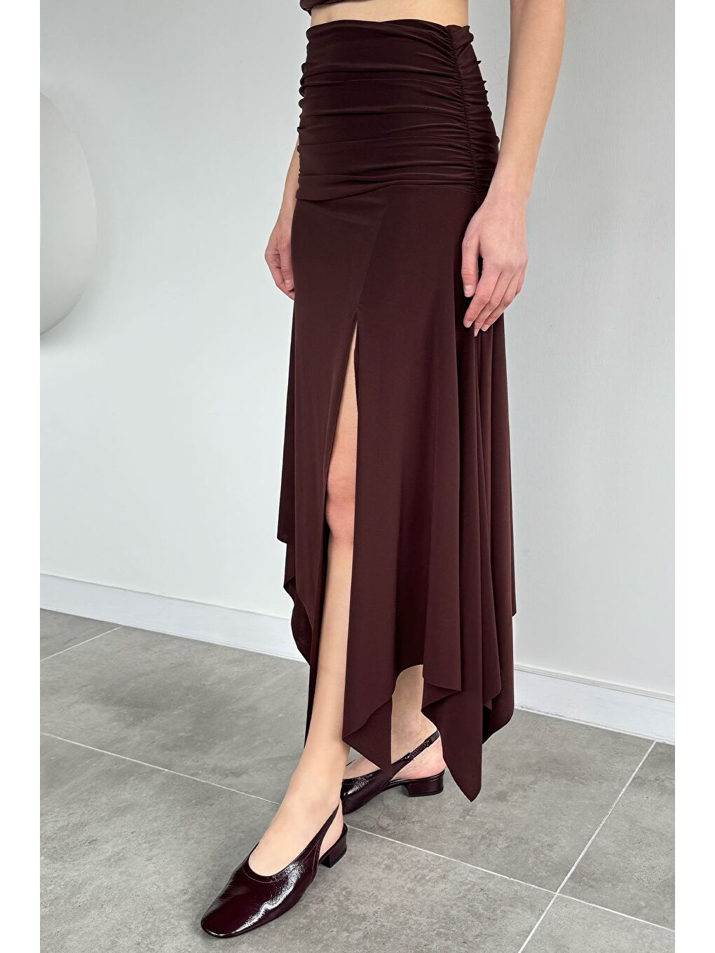 Kahverengi Kadın Bel Lastikli Büzgü Detaylı Asimetrik Kesim Yırtmaçlı Etek-2