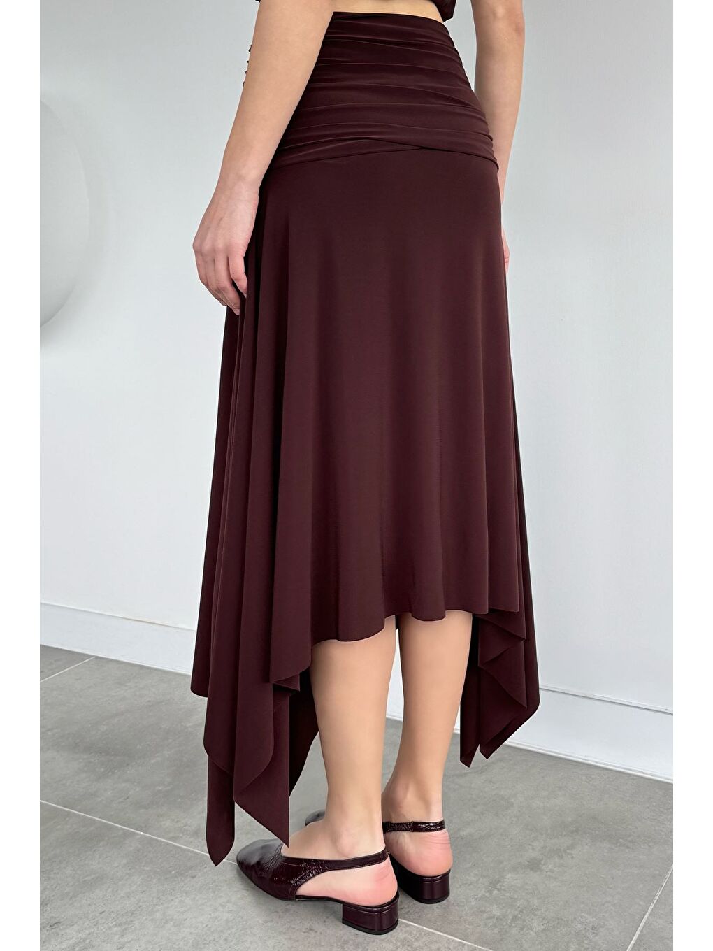 Kahverengi Kadın Bel Lastikli Büzgü Detaylı Asimetrik Kesim Yırtmaçlı Etek-3