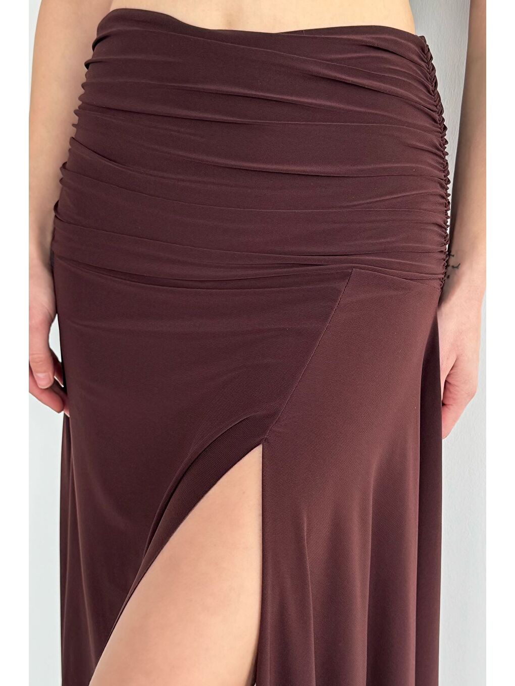 Kahverengi Kadın Bel Lastikli Büzgü Detaylı Asimetrik Kesim Yırtmaçlı Etek-4