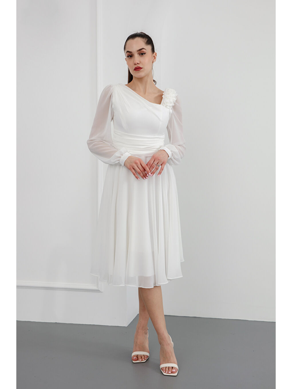 Kadın Beyaz Çiçek Detaylı Midi Abiye Elbise-1