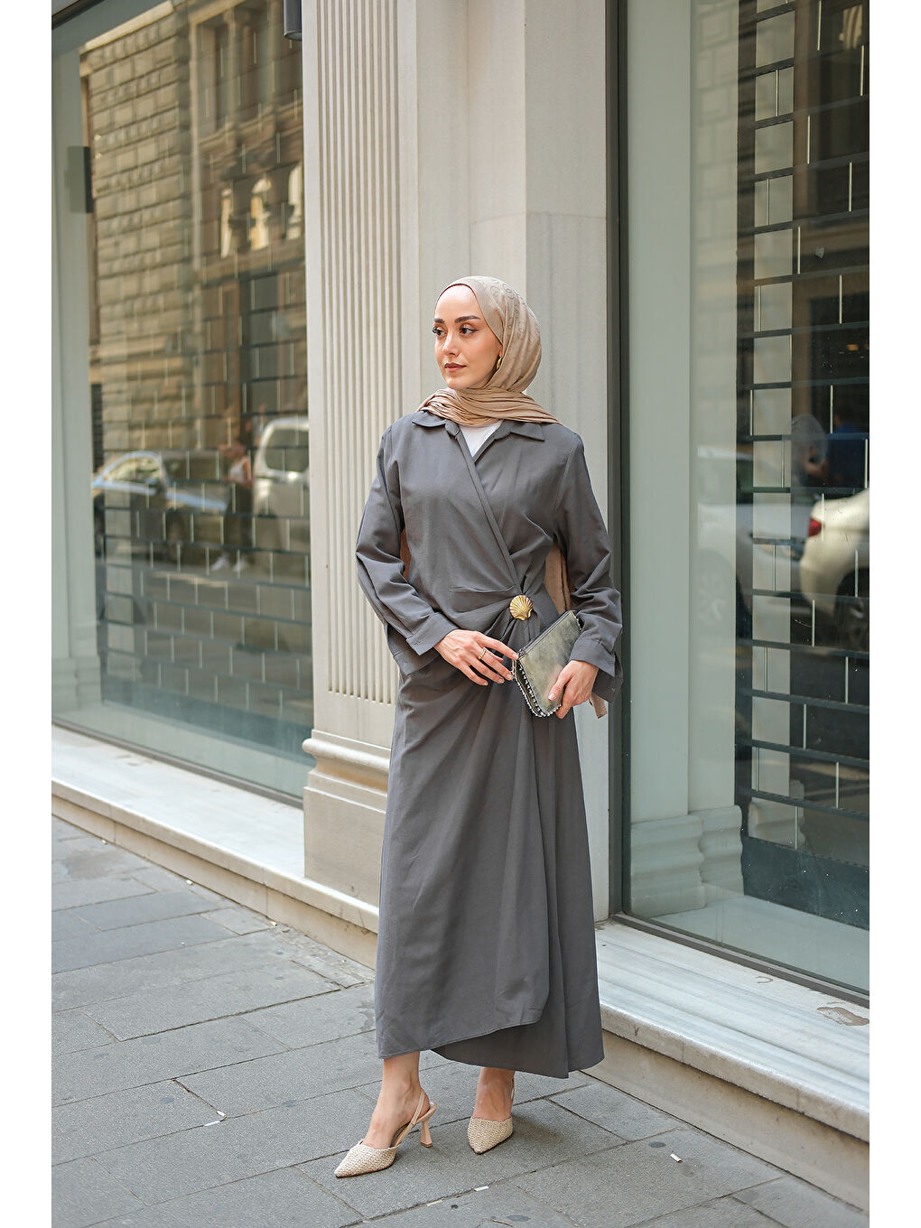 Gri Kadın Deniz Kabuğu Broşlu Elbise Füme