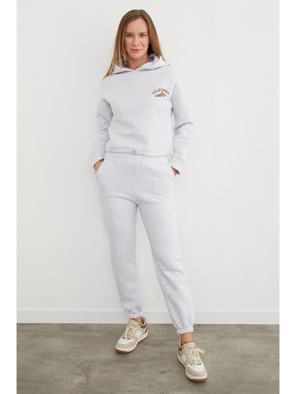 Gri 3 İplik California Nakışlı Kapüşonlu Jogger Takım